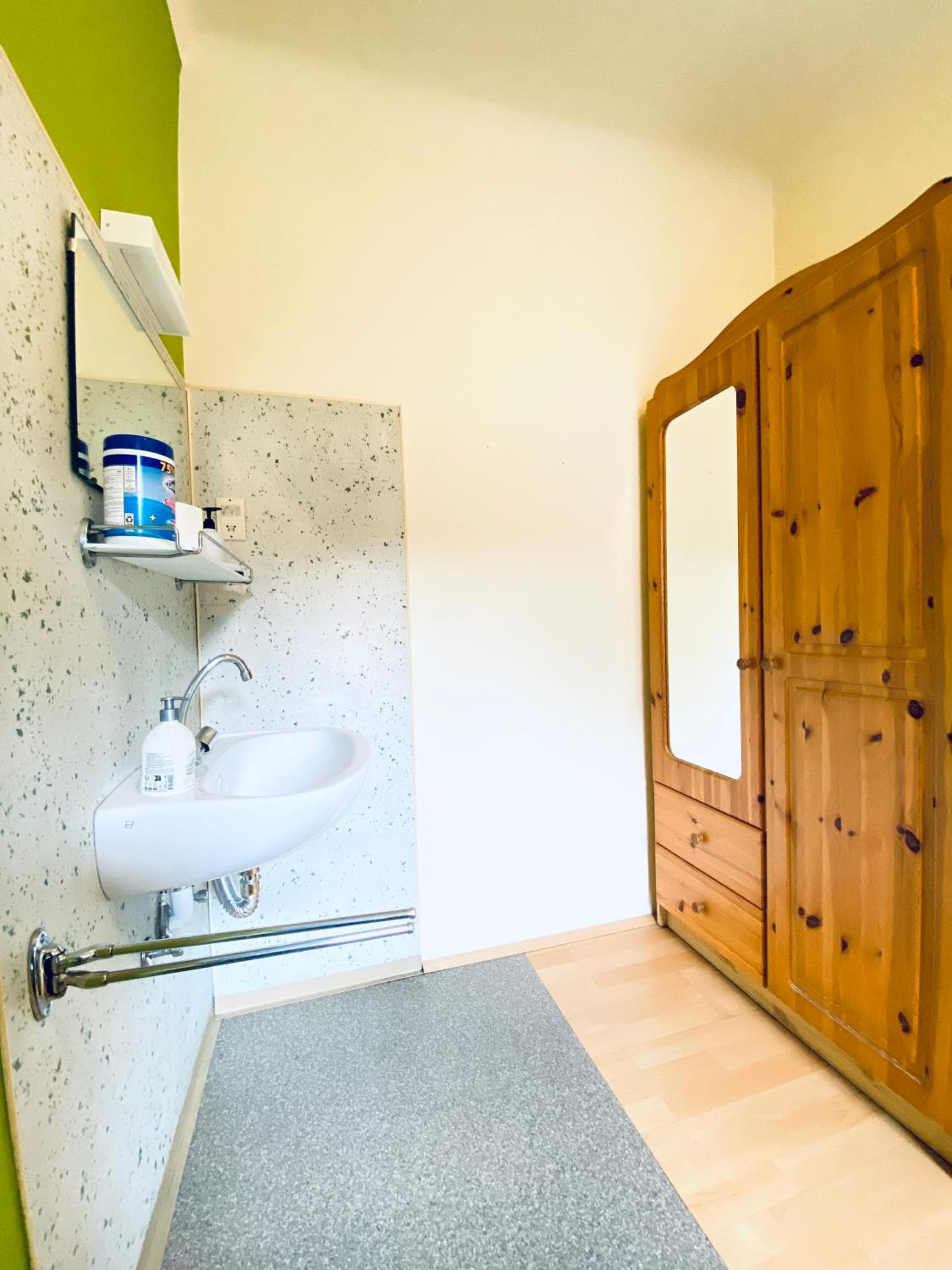 Affordable Central Rooms, 10-Min to Lugner City