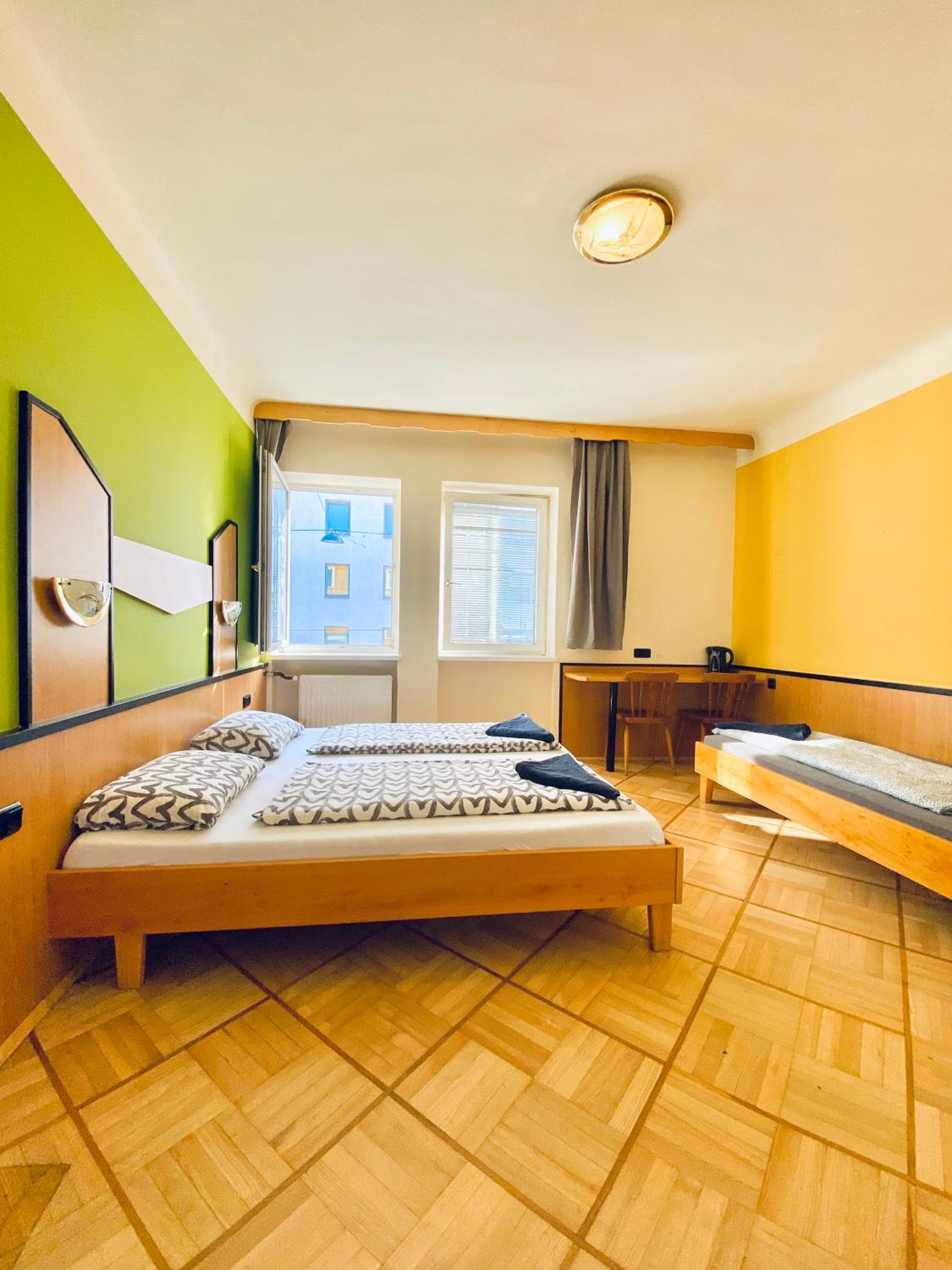 Affordable Central Rooms, 10-Min to Lugner City
