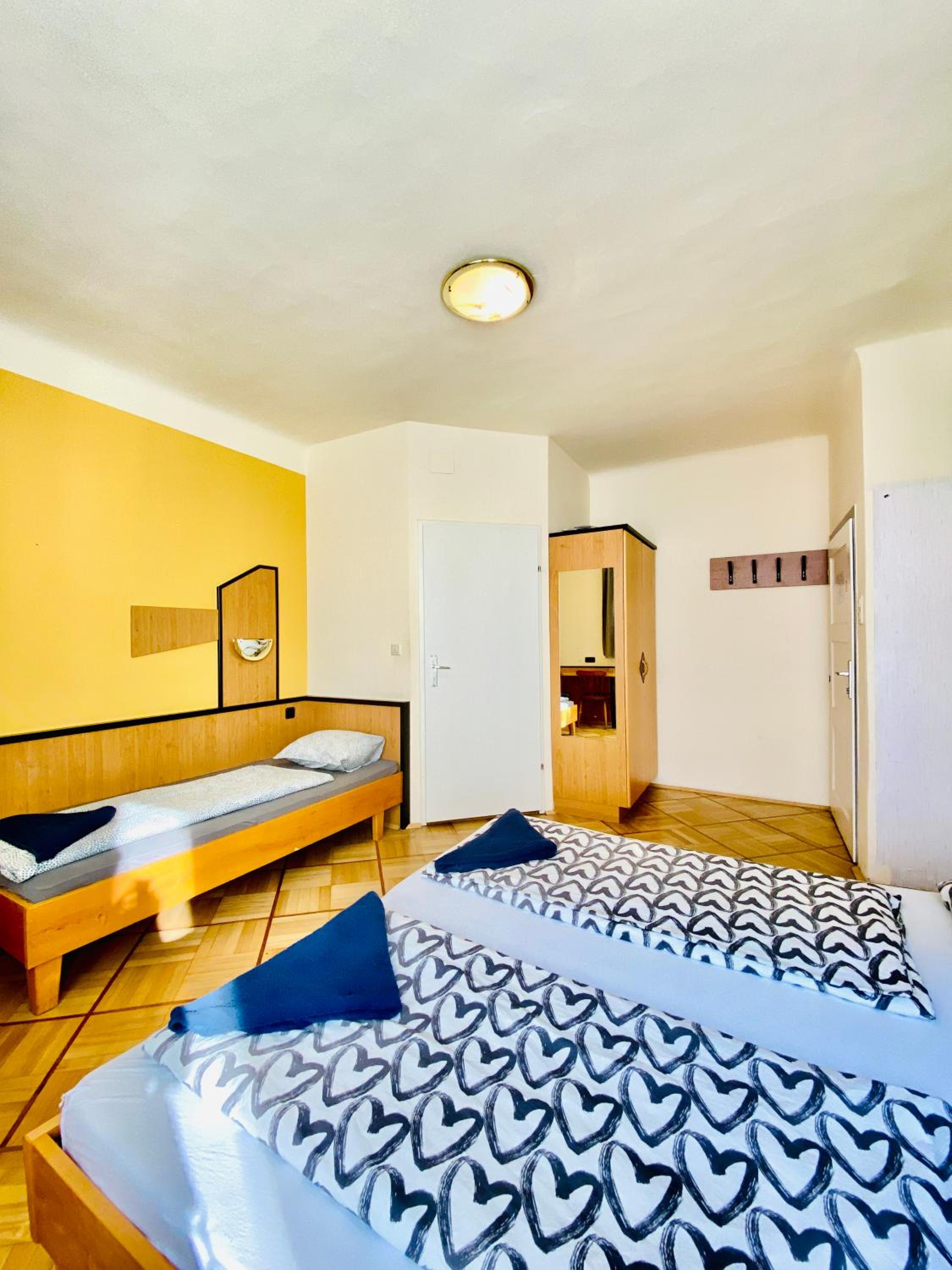 Affordable Central Rooms, 10-Min to Lugner City