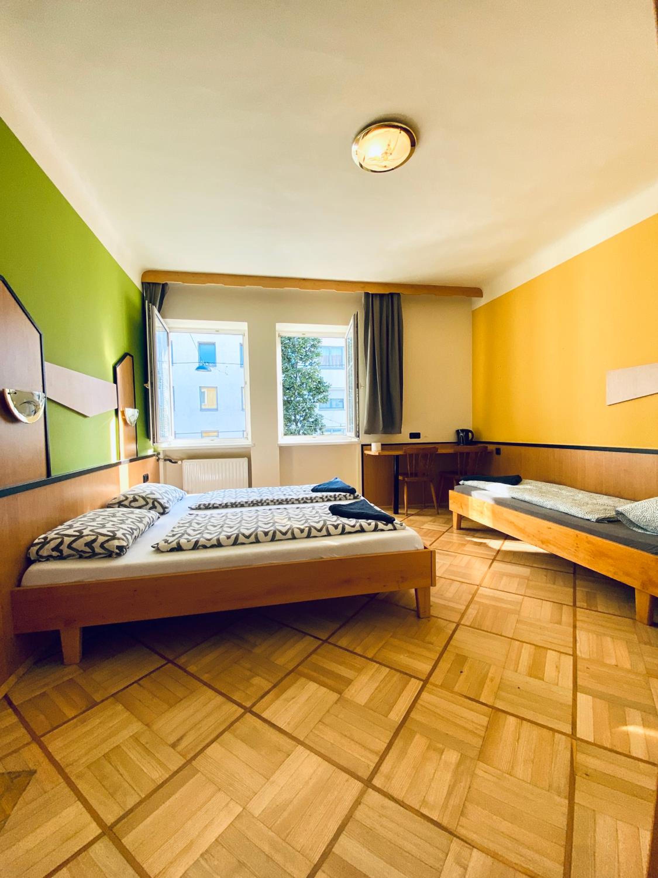 Affordable Central Rooms, 10-Min to Lugner City