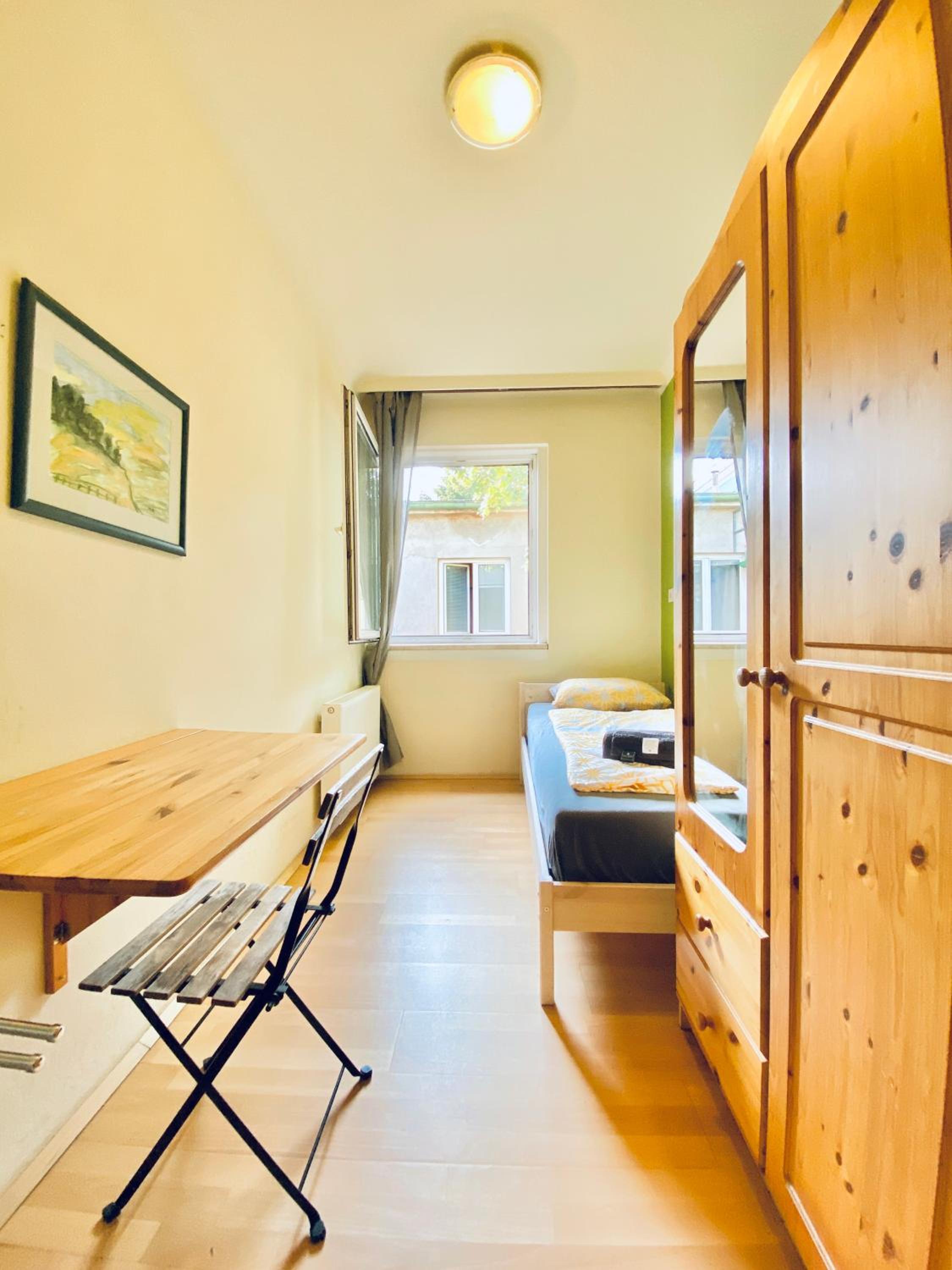 Affordable Central Rooms, 10-Min to Lugner City