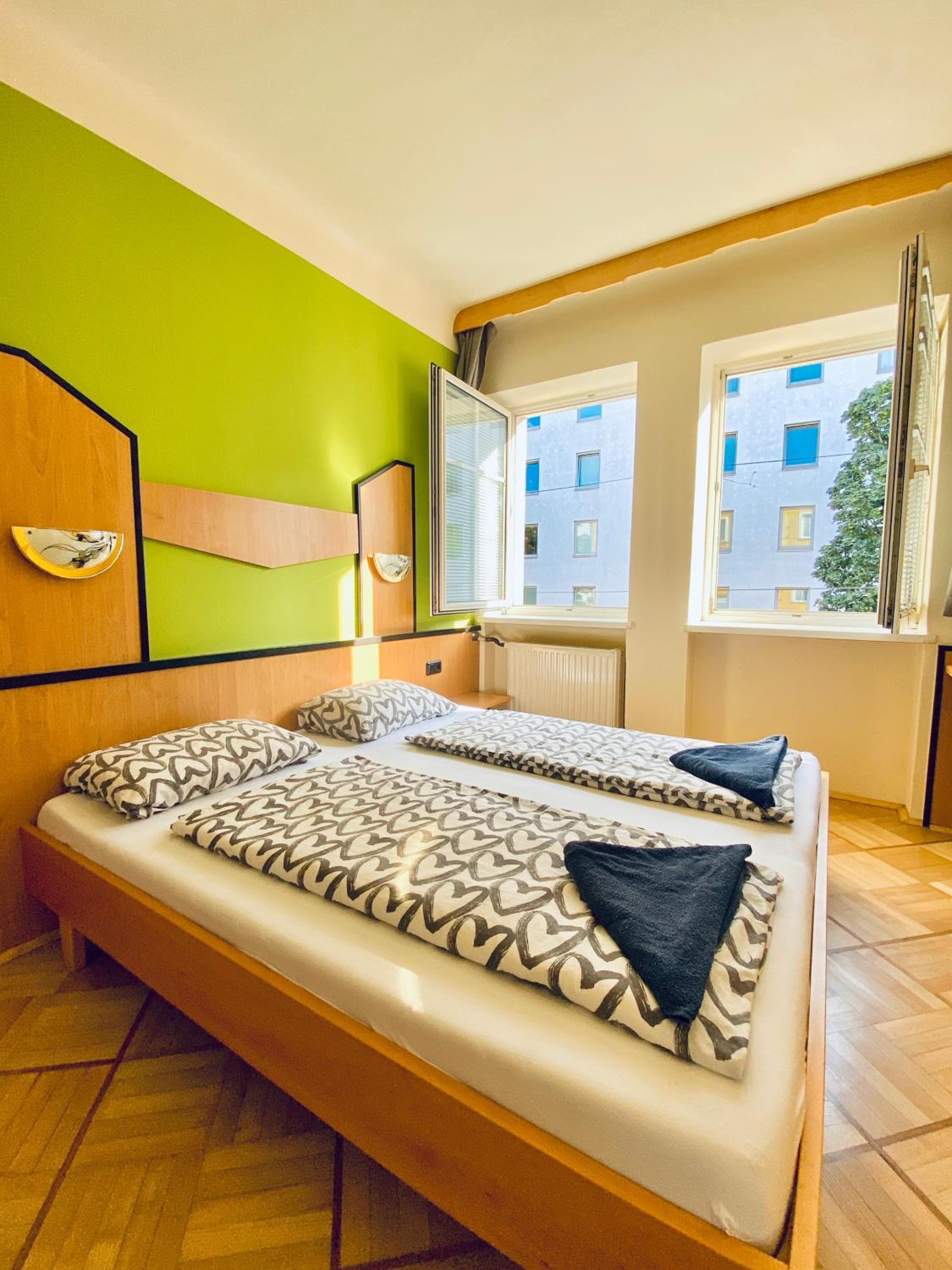 Affordable Central Rooms, 10-Min to Lugner City