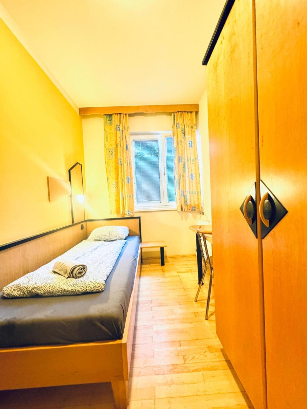 Affordable Central Rooms, 10-Min to Lugner City