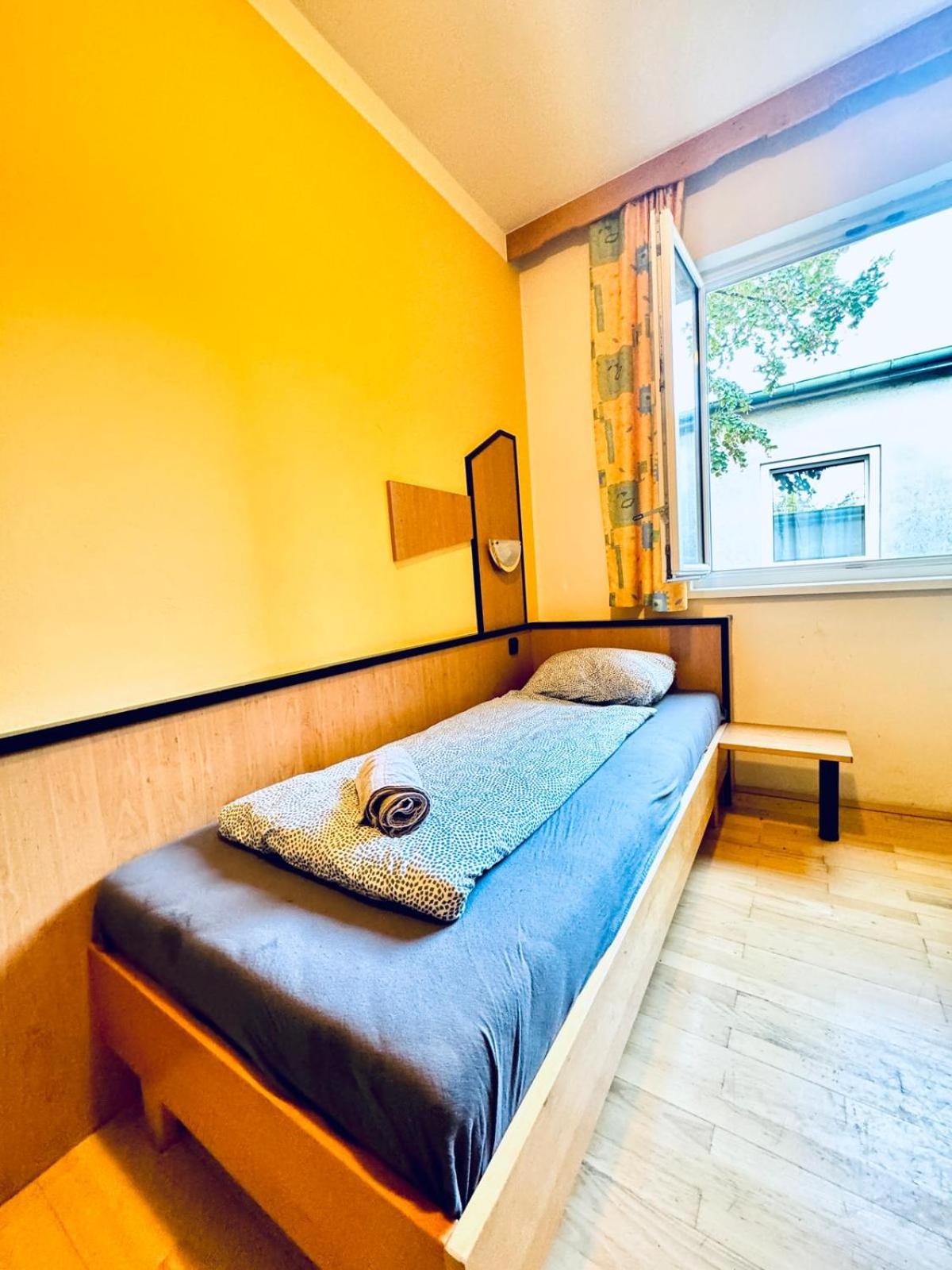 Affordable Central Rooms, 10-Min to Lugner City