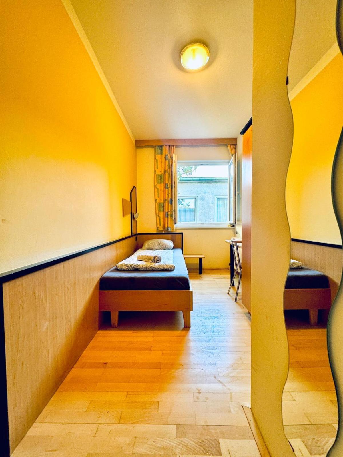 Affordable Central Rooms, 10-Min to Lugner City