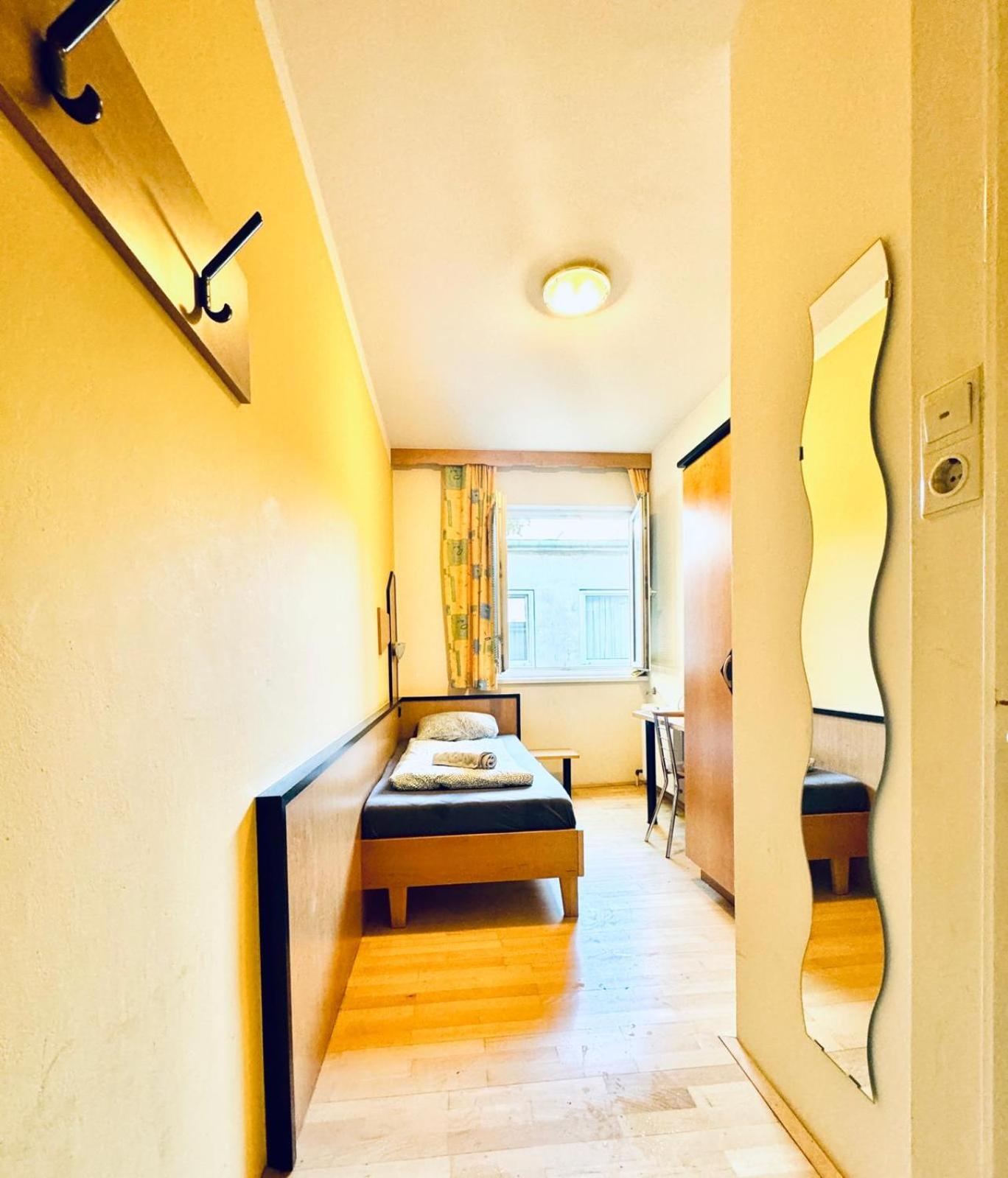 Affordable Central Rooms, 10-Min to Lugner City