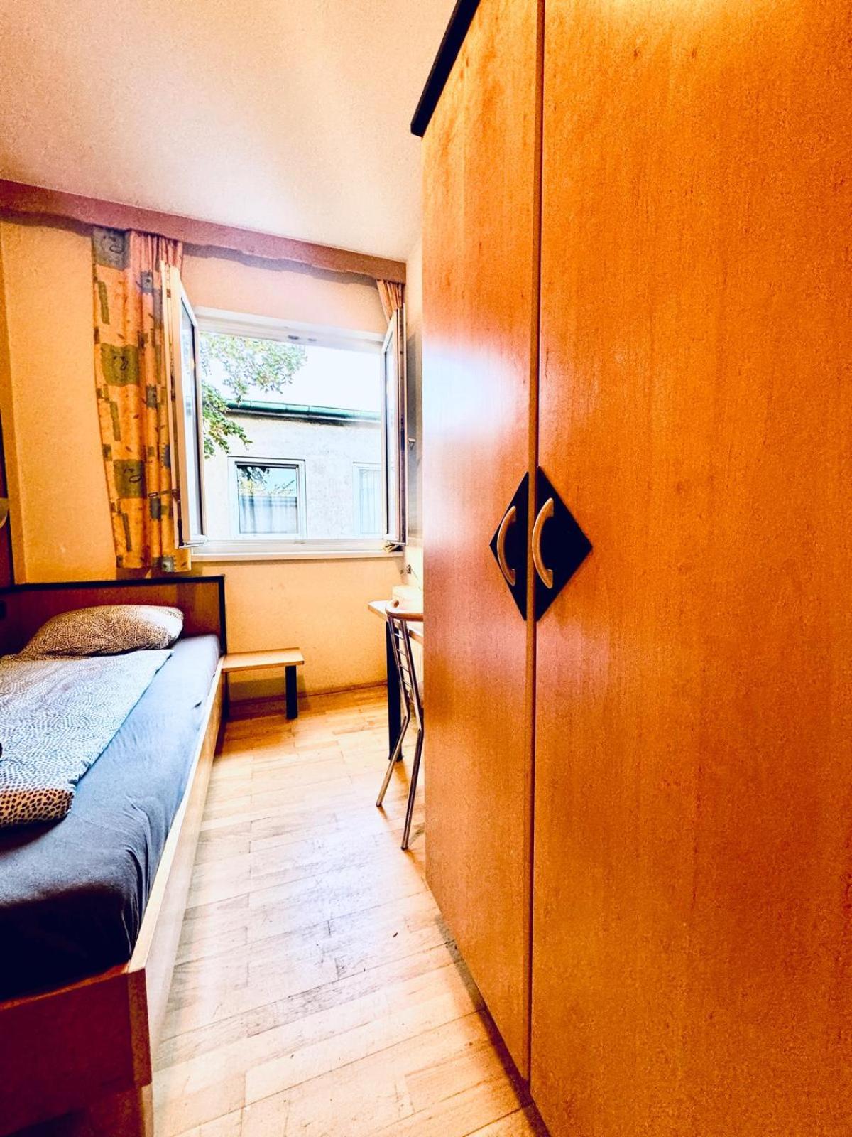 Affordable Central Rooms, 10-Min to Lugner City