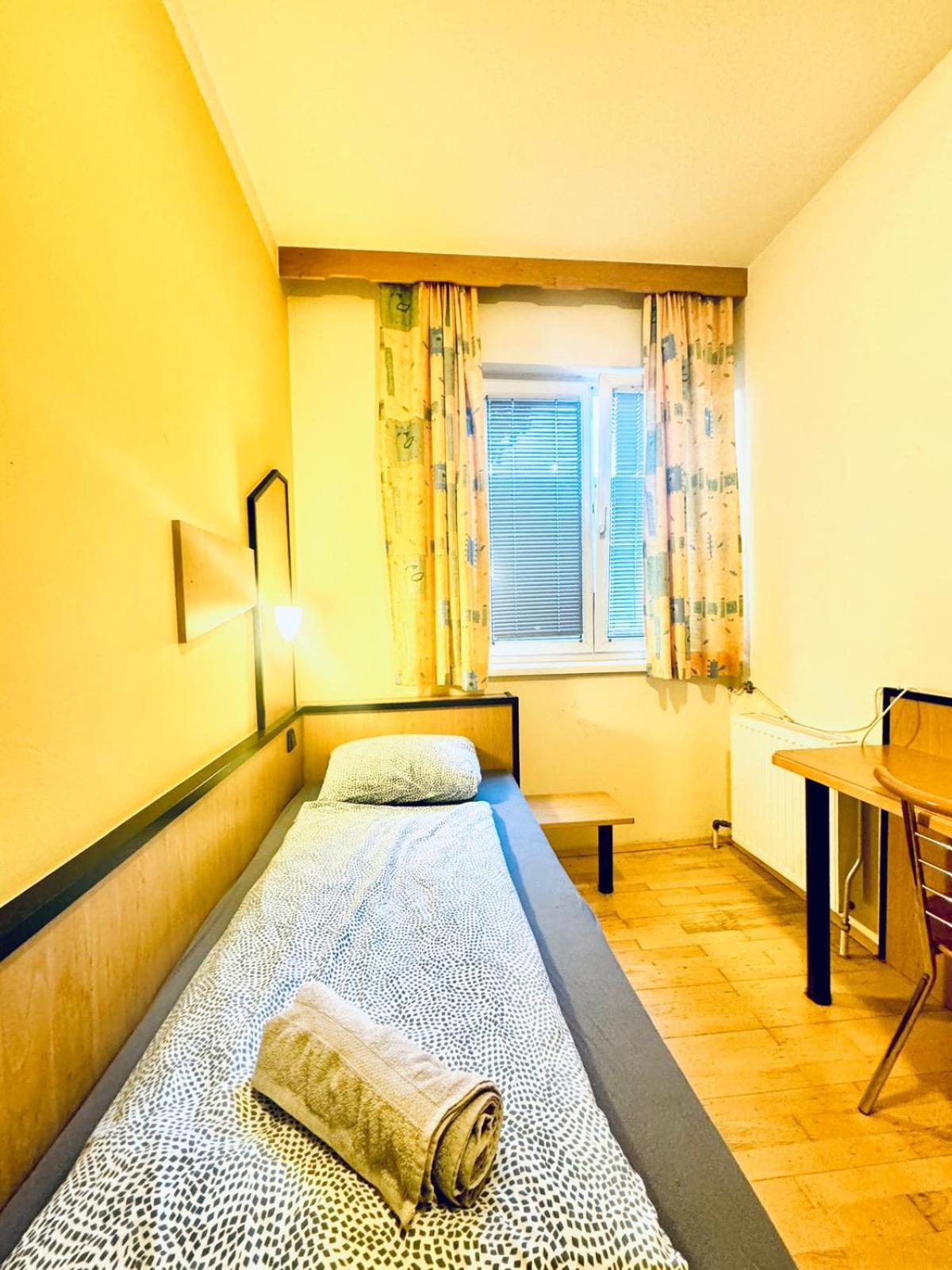 Affordable Central Rooms, 10-Min to Lugner City
