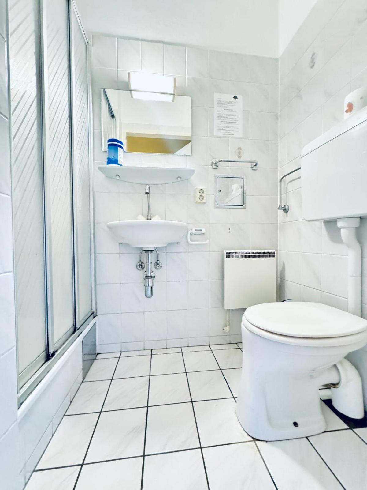 Affordable Central Rooms, 10-Min to Lugner City