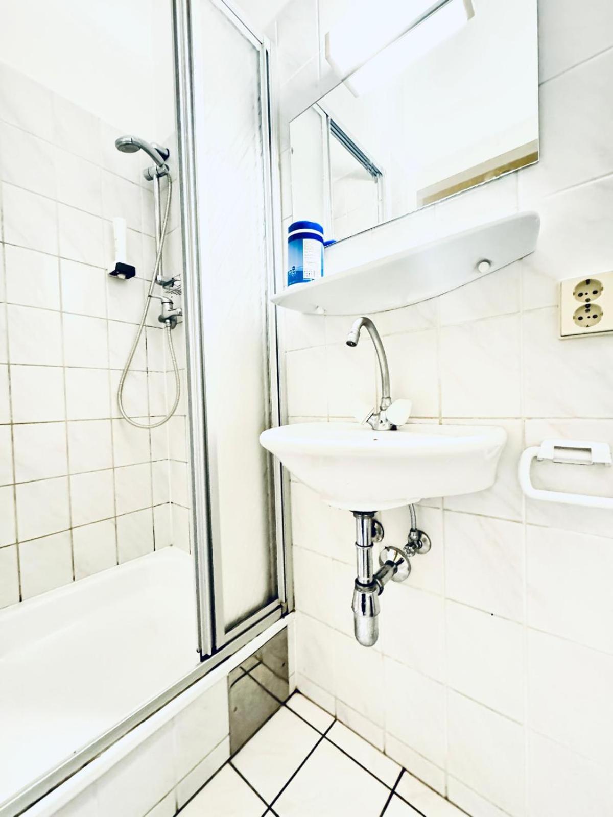 Affordable Central Rooms, 10-Min to Lugner City