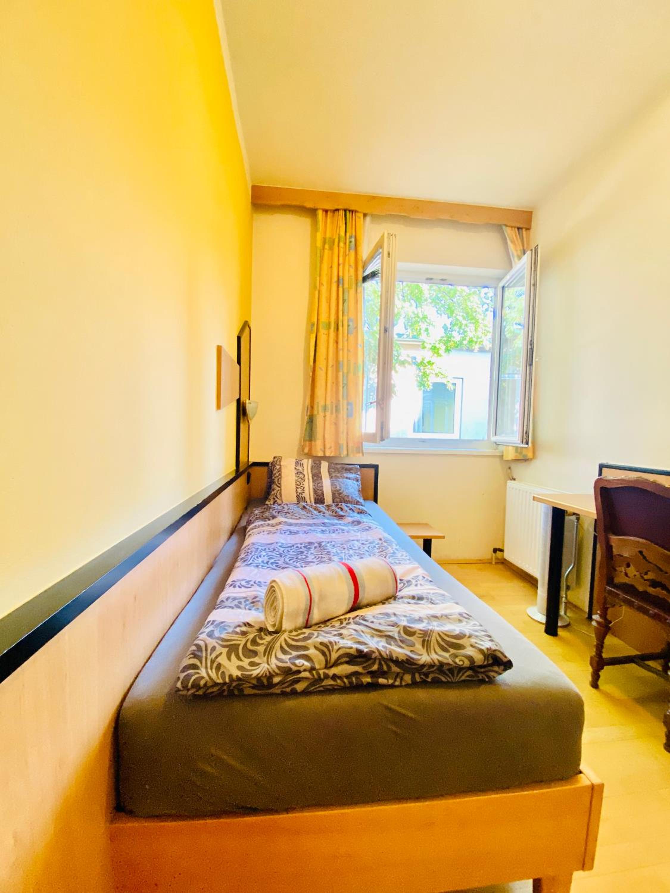 Affordable Central Rooms, 10-Min to Lugner City