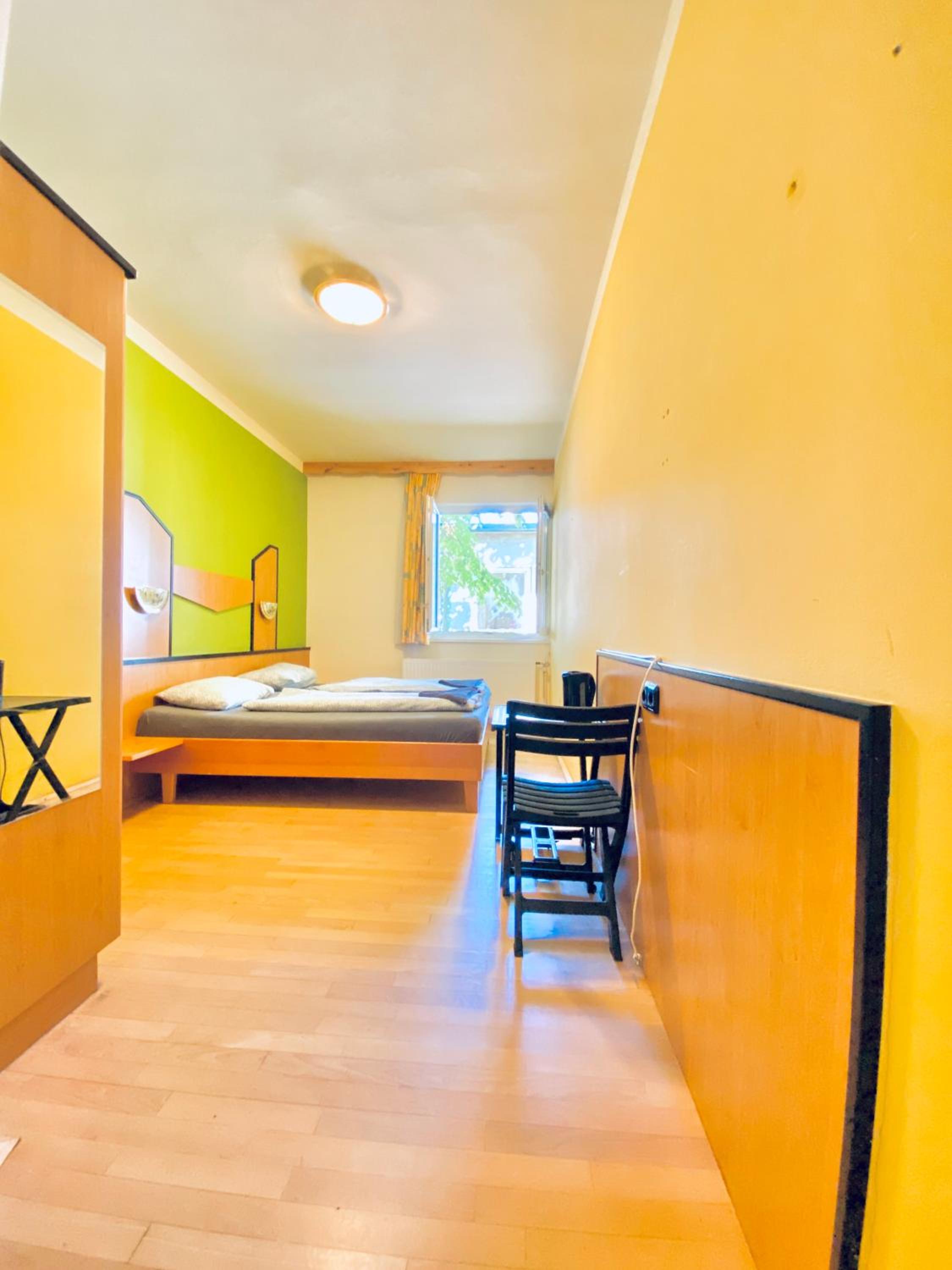 Affordable Central Rooms, 10-Min to Lugner City