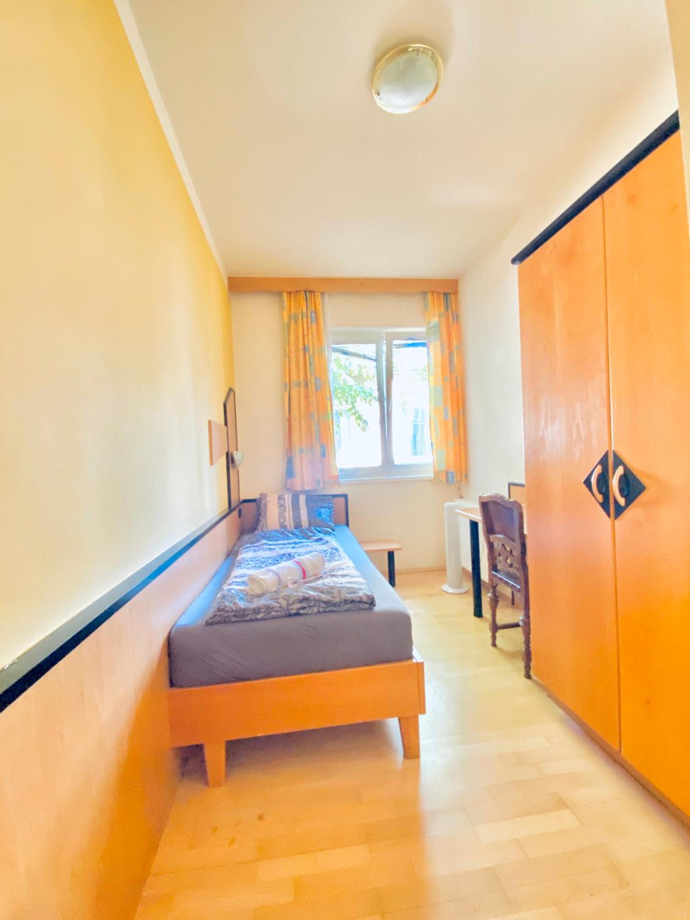 Affordable Central Rooms, 10-Min to Lugner City