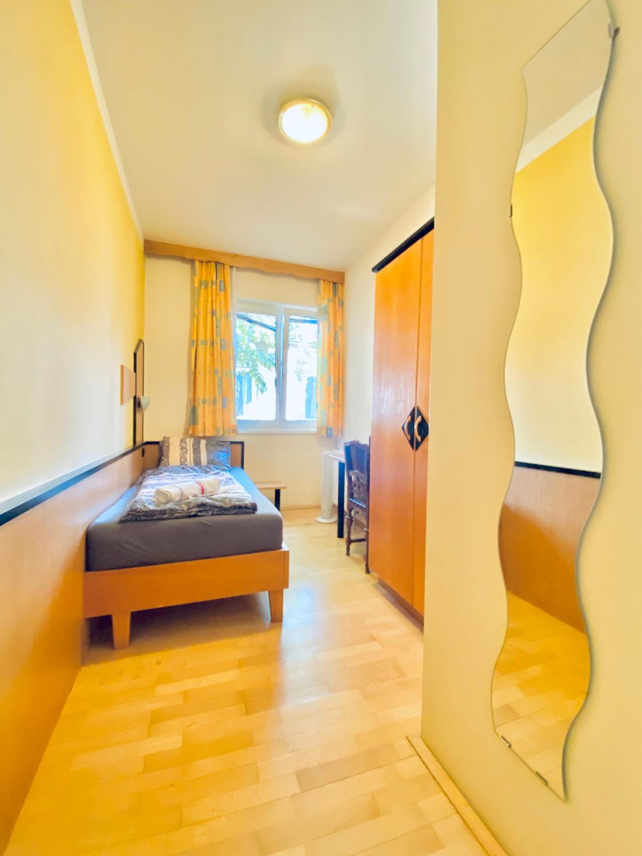 Affordable Central Rooms, 10-Min to Lugner City