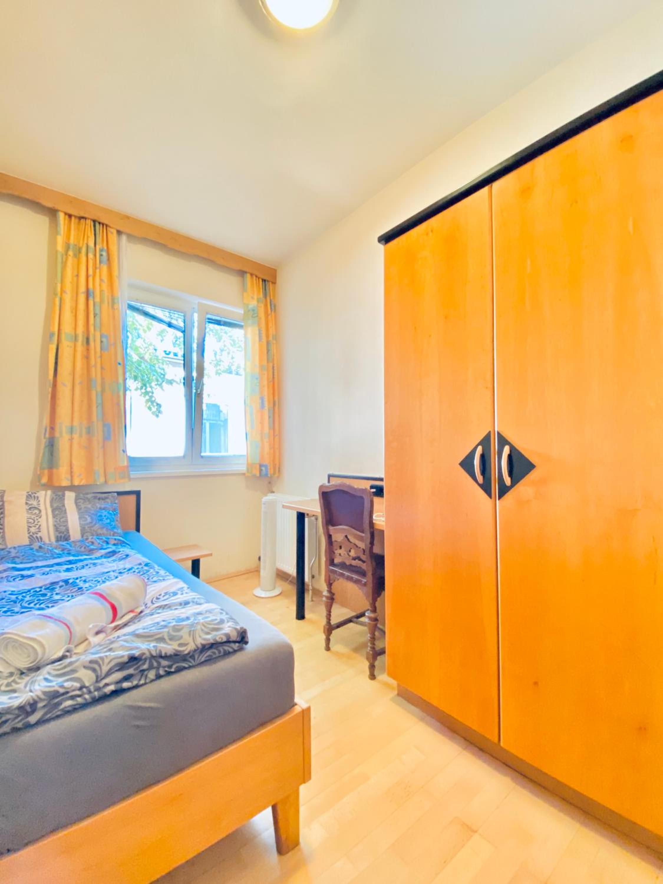 Affordable Central Rooms, 10-Min to Lugner City