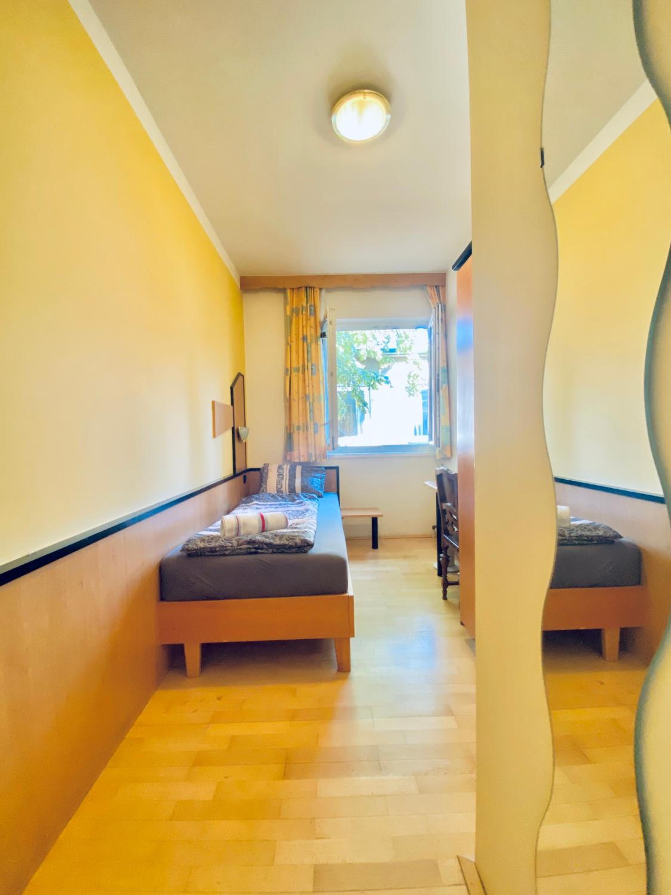 Affordable Central Rooms, 10-Min to Lugner City