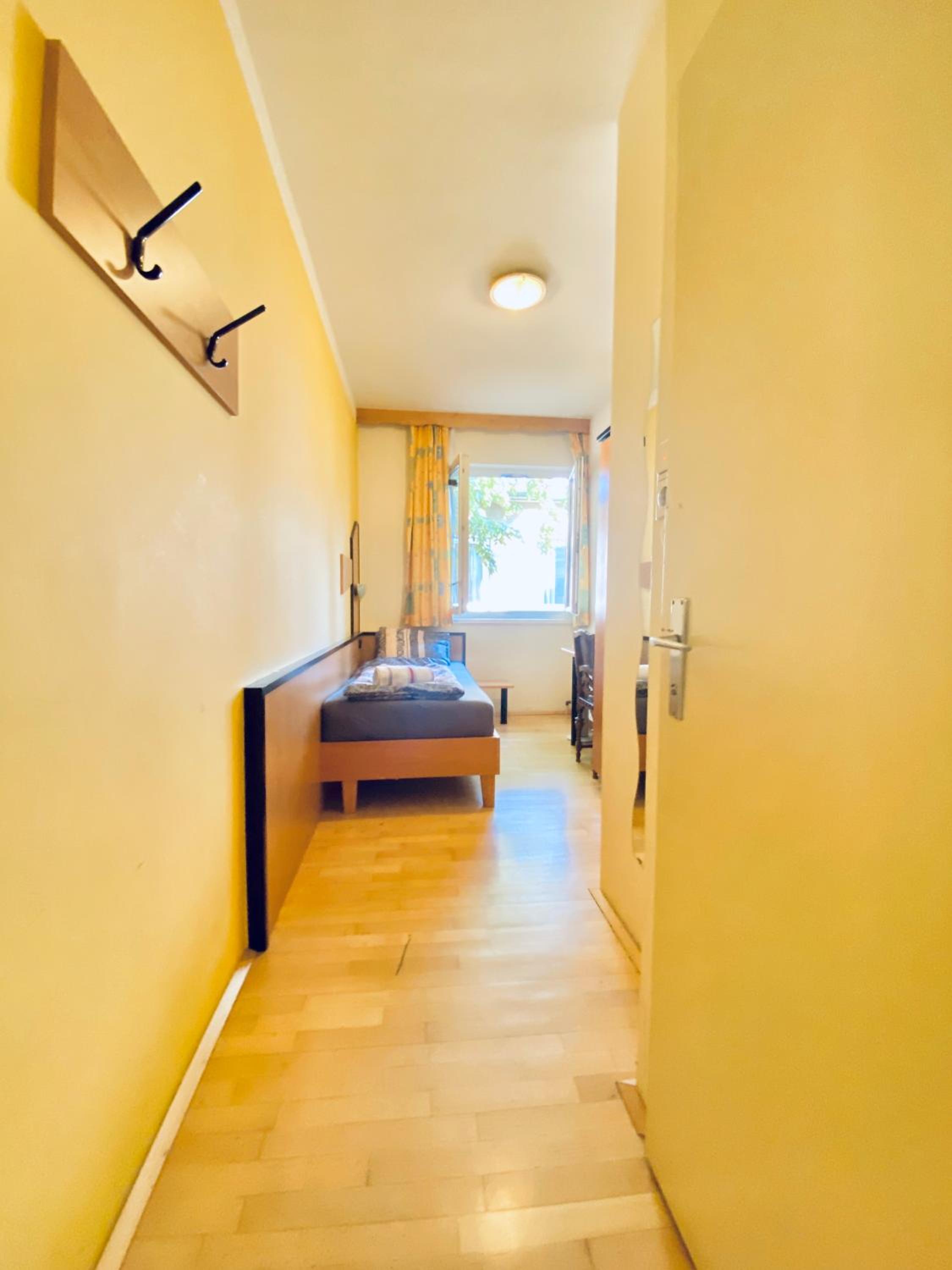 Affordable Central Rooms, 10-Min to Lugner City