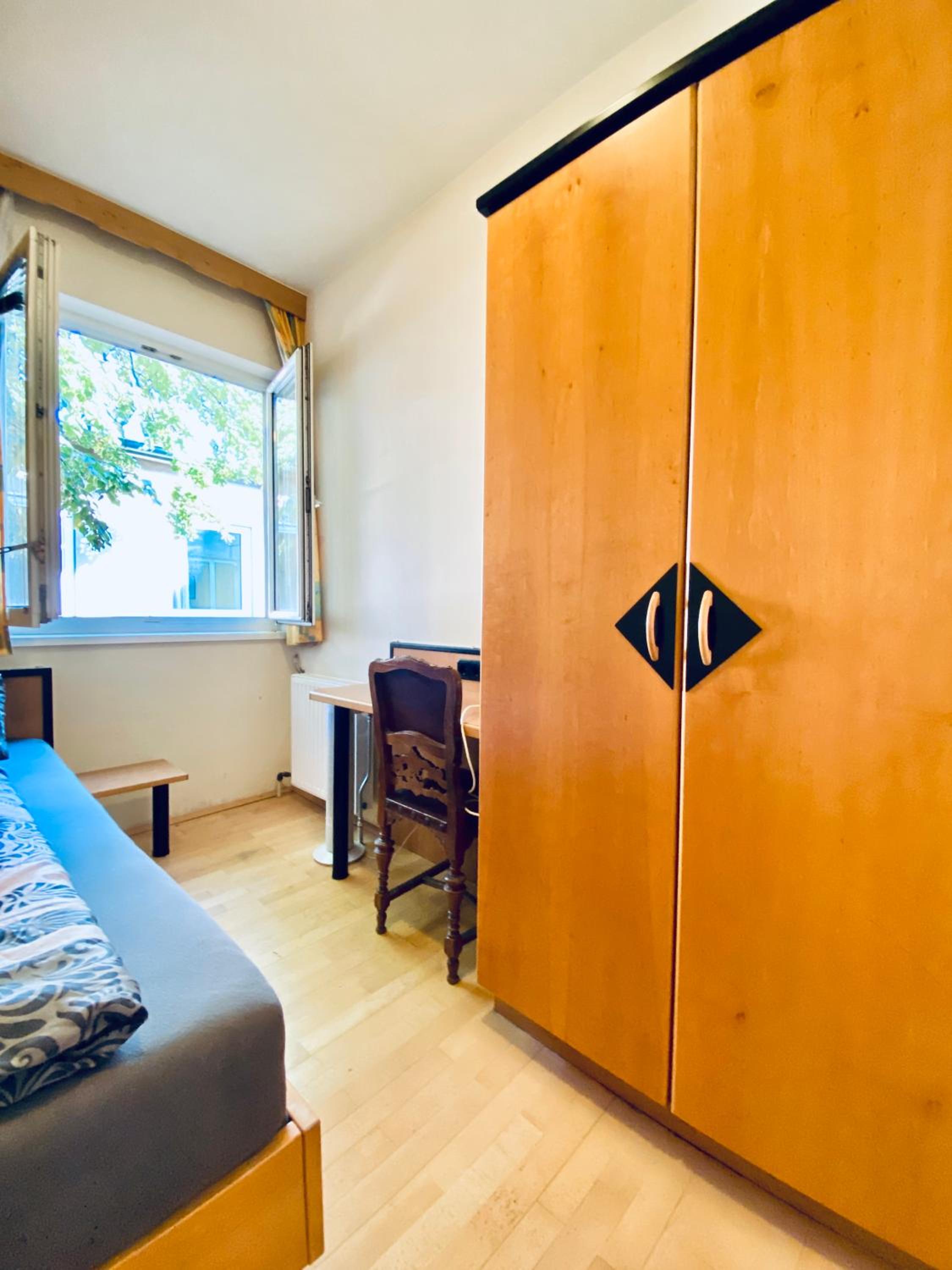 Affordable Central Rooms, 10-Min to Lugner City