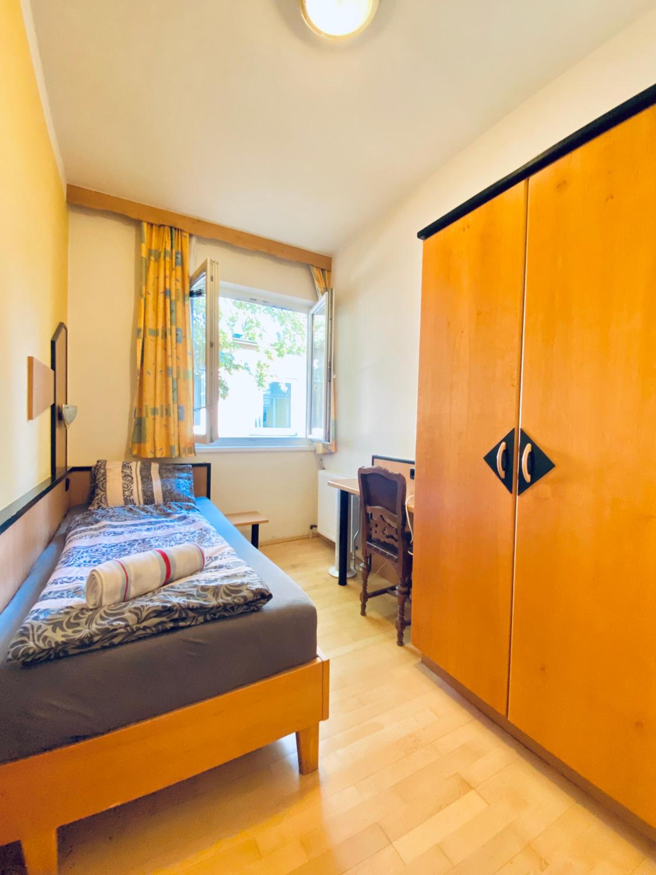 Affordable Central Rooms, 10-Min to Lugner City