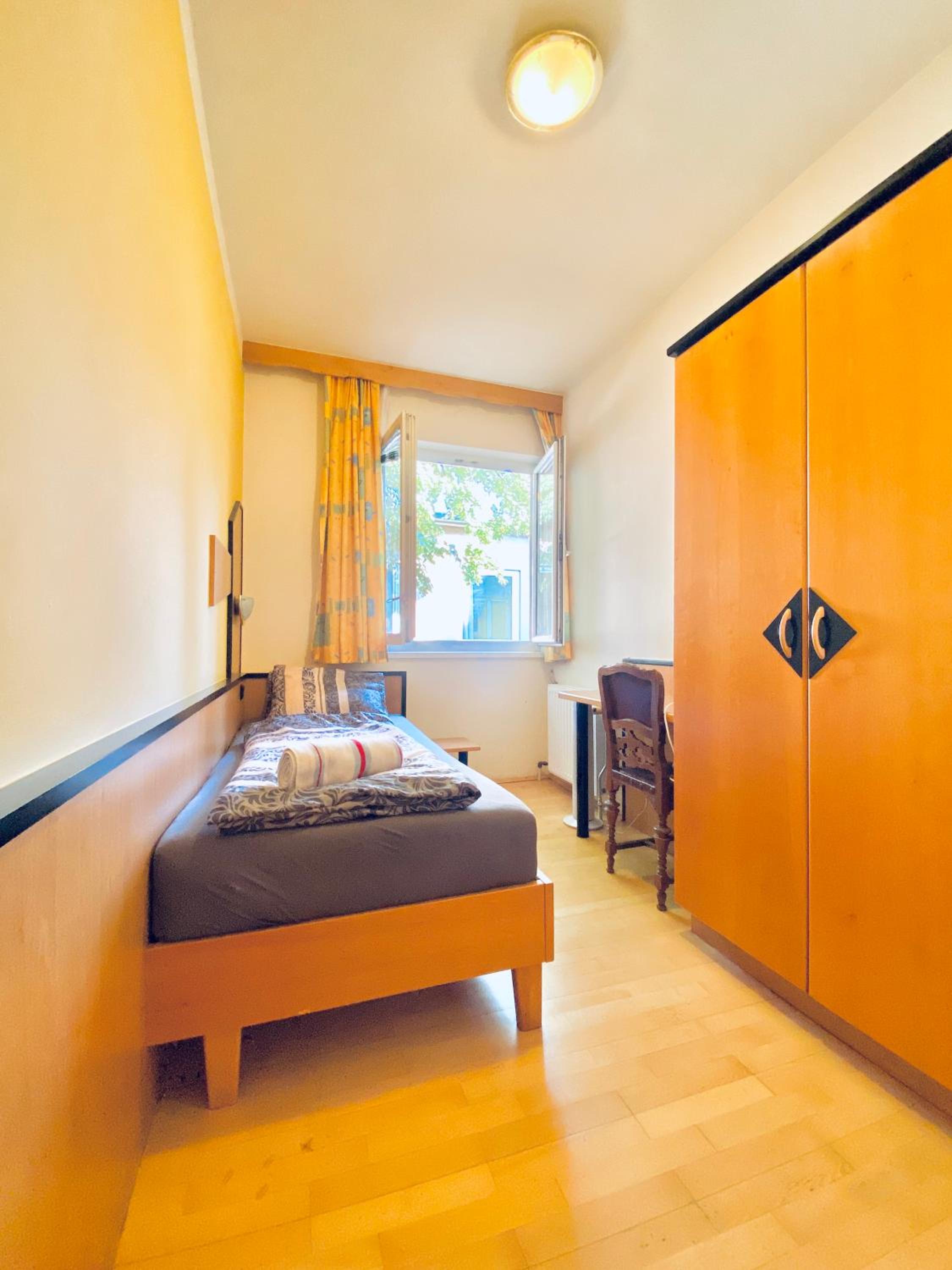 Affordable Central Rooms, 10-Min to Lugner City