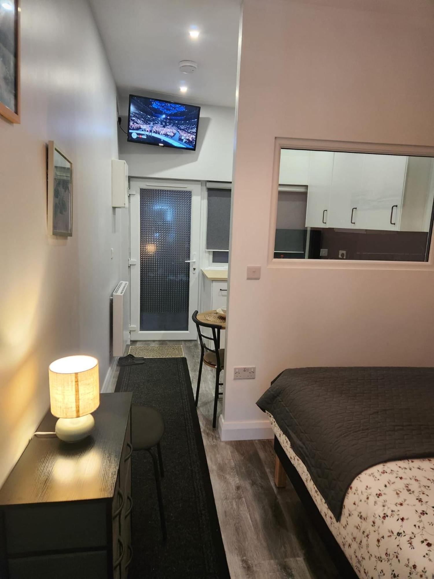Dublin Deluxe Twin or king bed Studio Near Airport & City