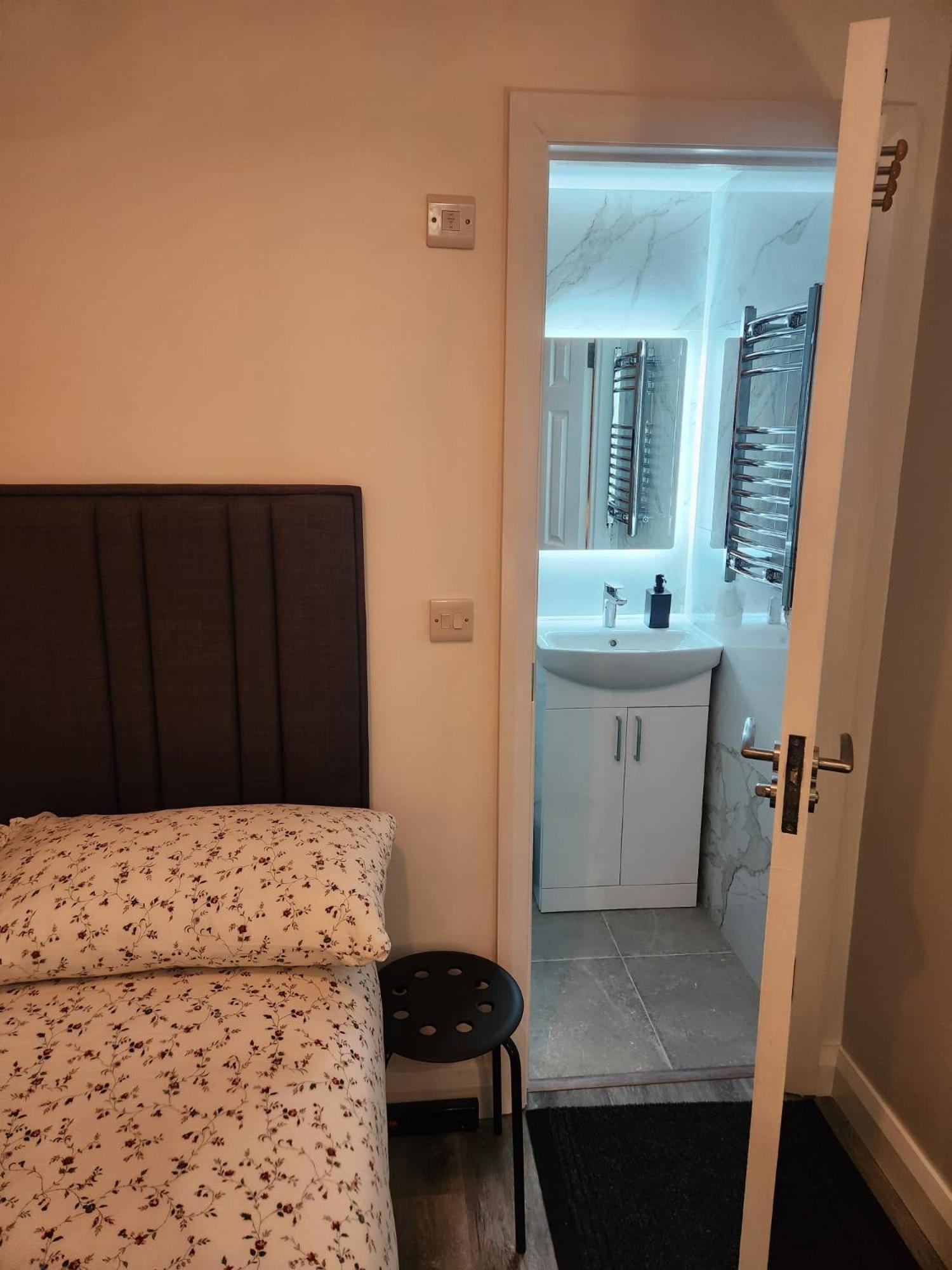 Dublin Deluxe Twin or king bed Studio Near Airport & City