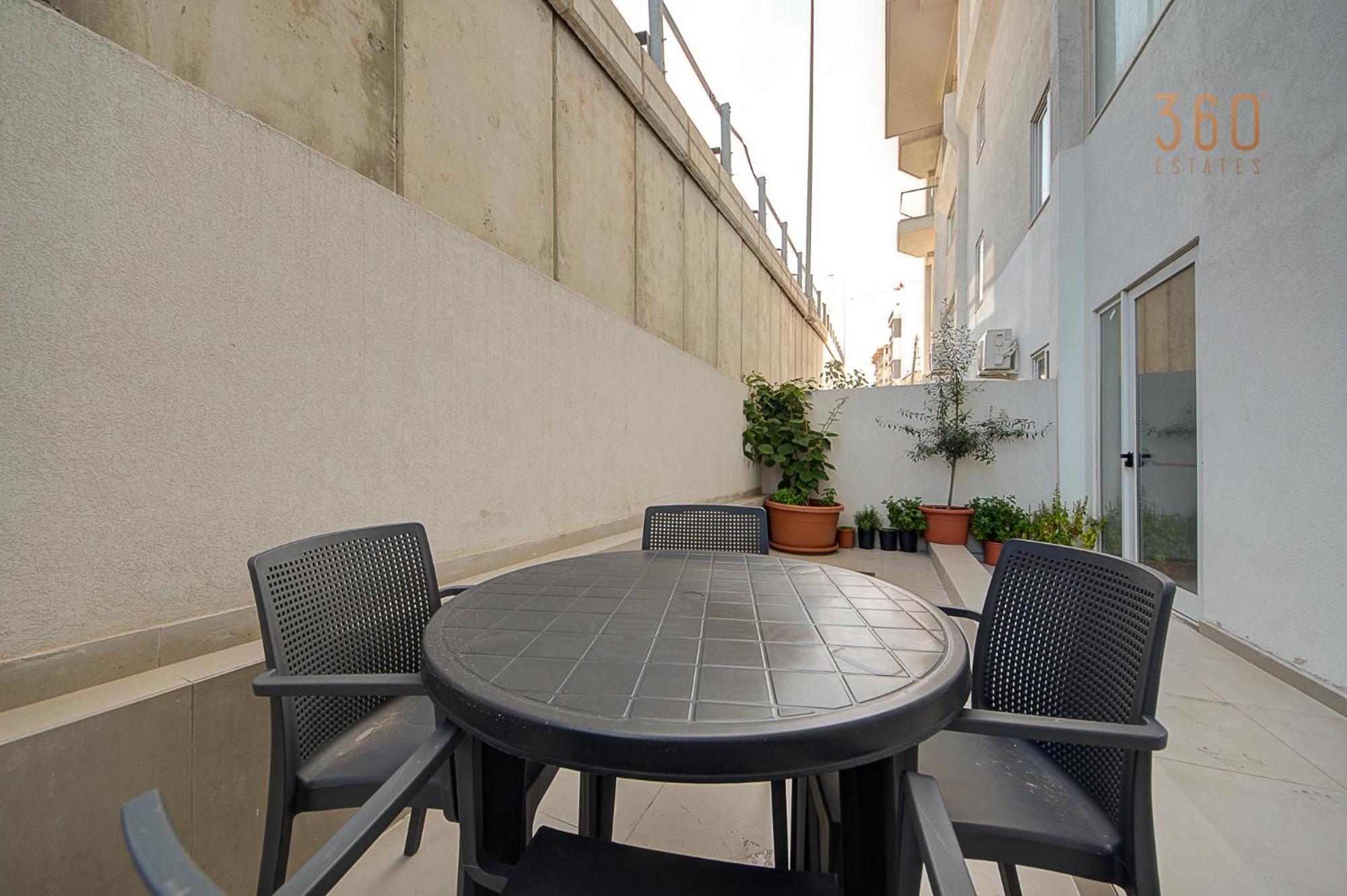 Lovely 2BR home with Backyard & Sofabed in Gzira by 360 Estates view 5