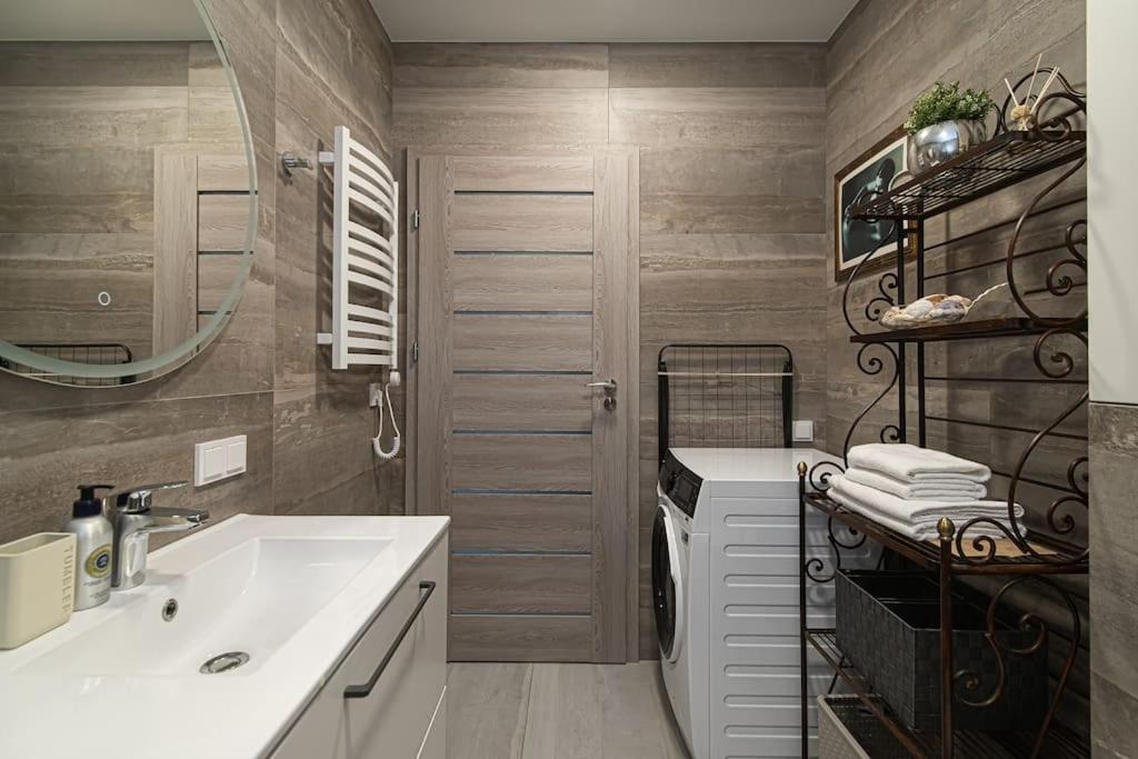Stylish and Cosy 1-bedroom Apartment by URBAN RENT view 3