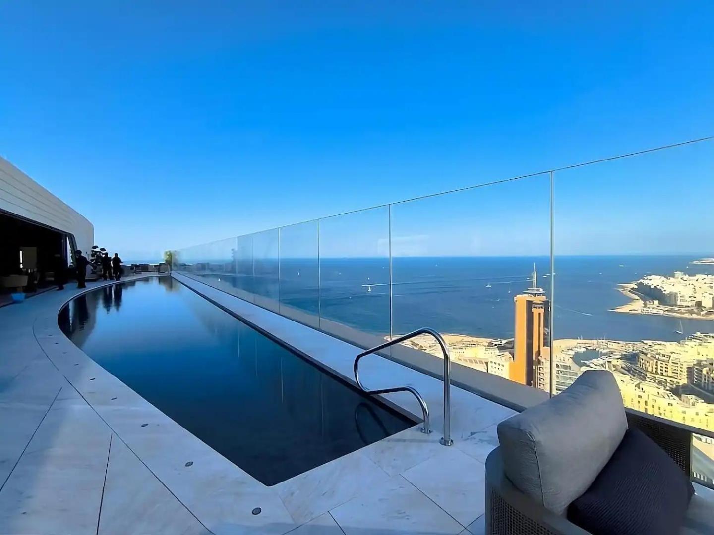 Luxury High Floor Suite, Mercury Towers photo 4
