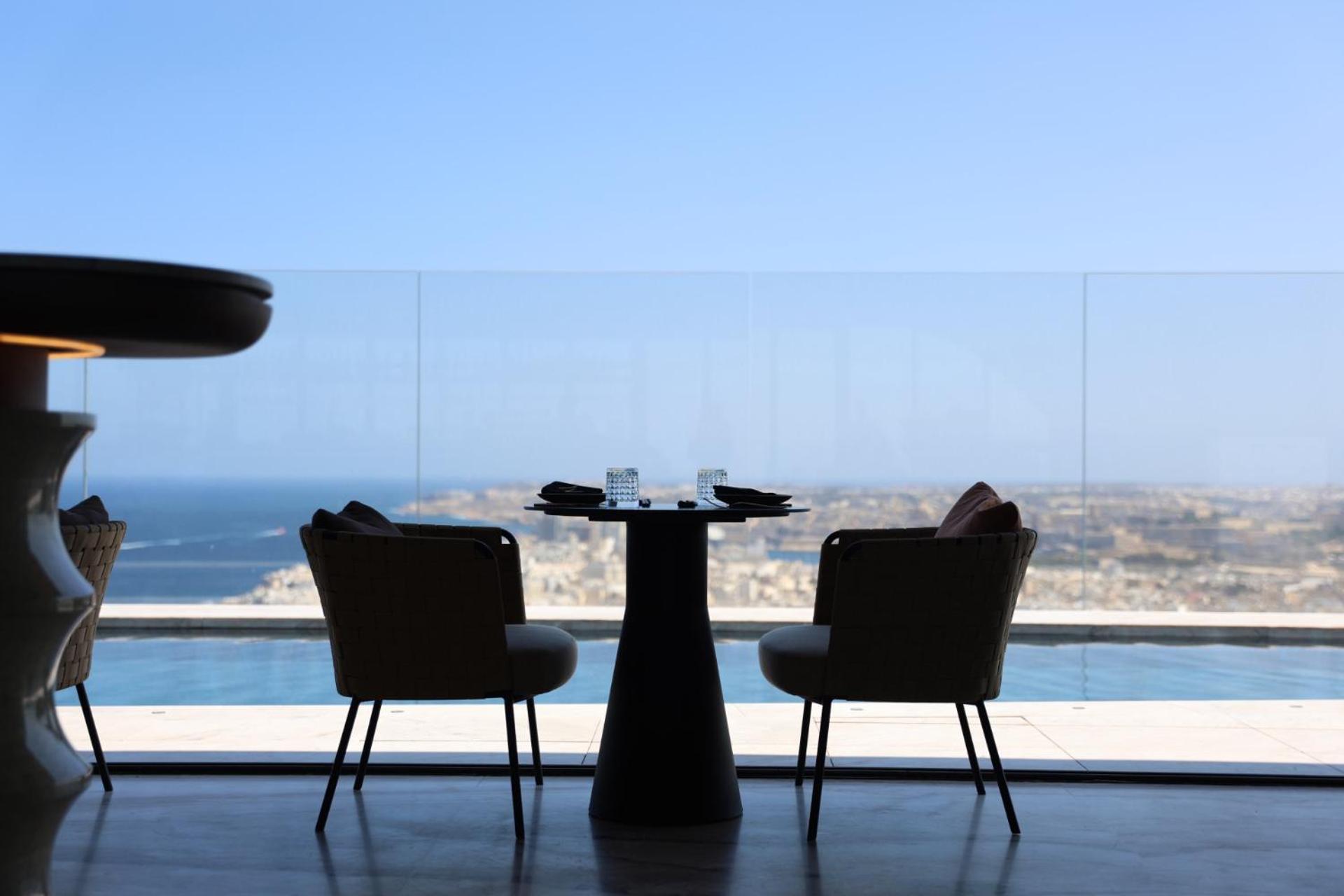 Luxury High Floor Suite, Mercury Towers photo 2