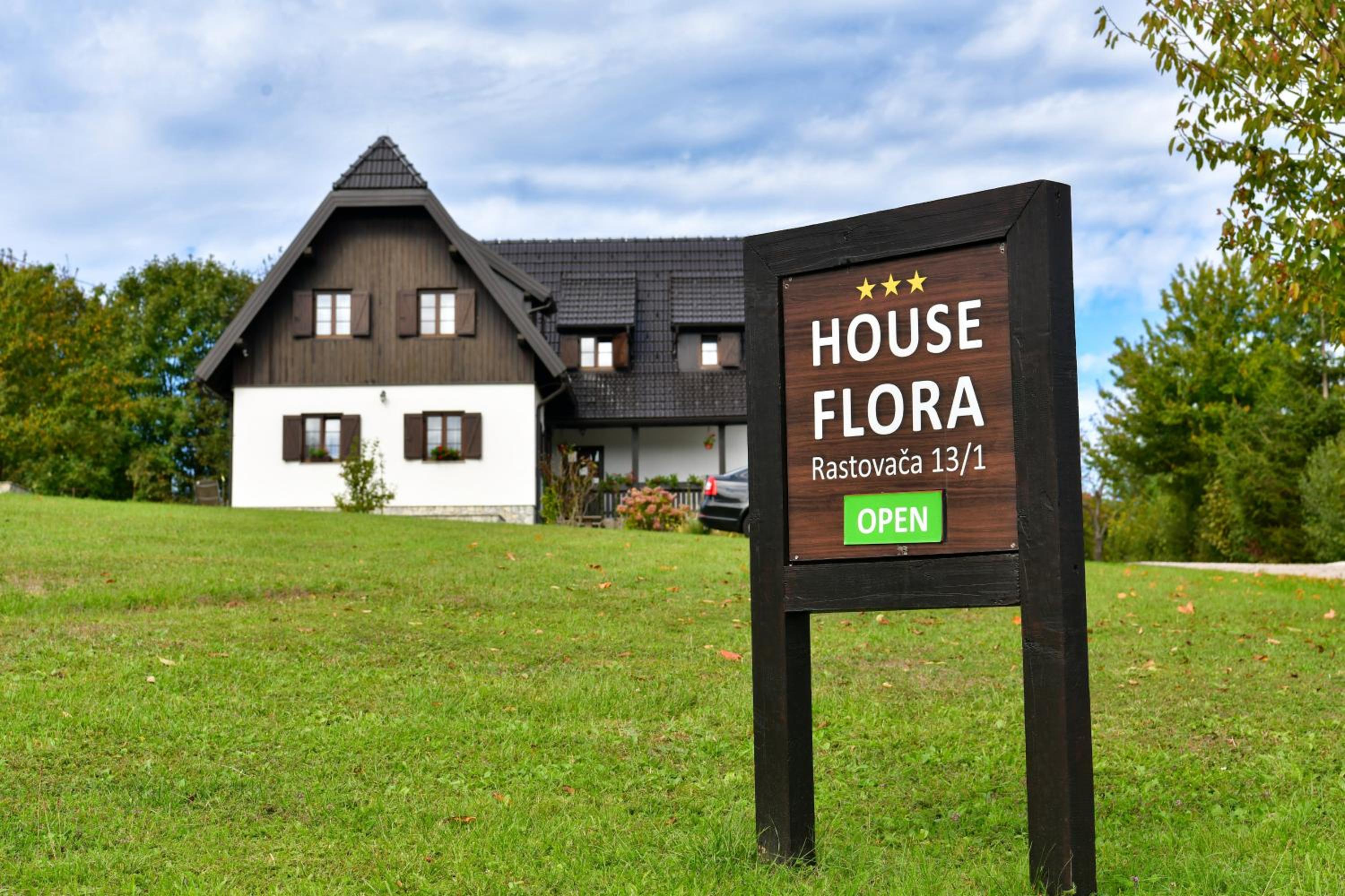HOUSE FLORA Entrance 1 view 3