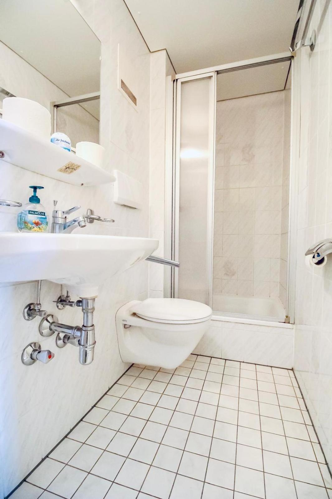 Affordable Central Rooms, 10-Min to Lugner City