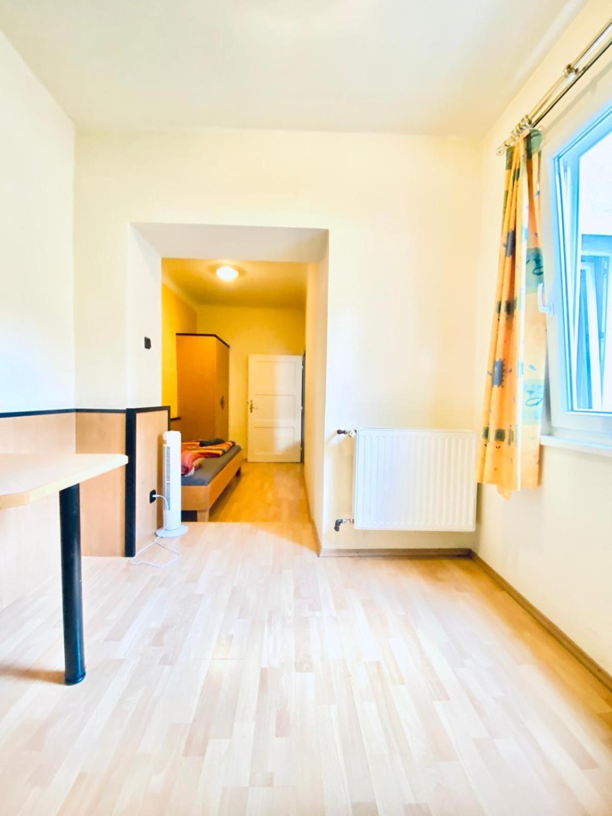Affordable Central Rooms, 10-Min to Lugner City
