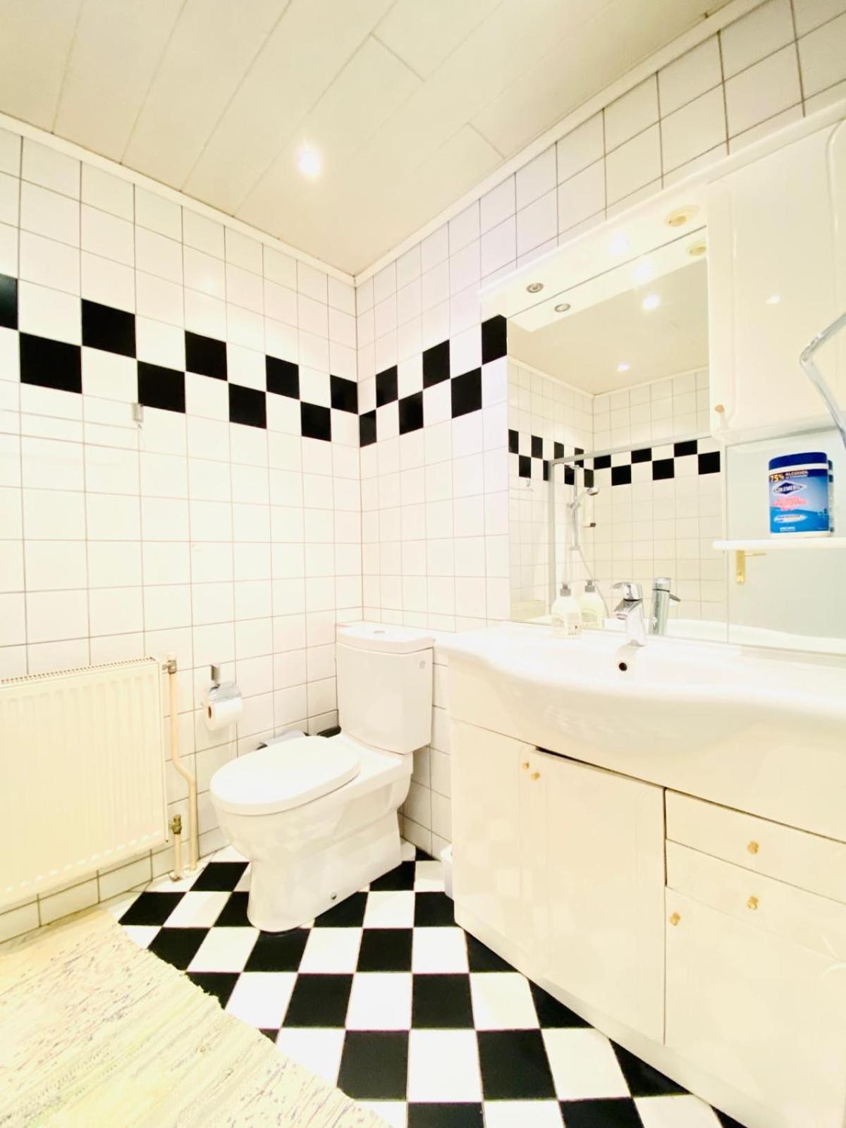 Affordable Central Rooms, 10-Min to Lugner City