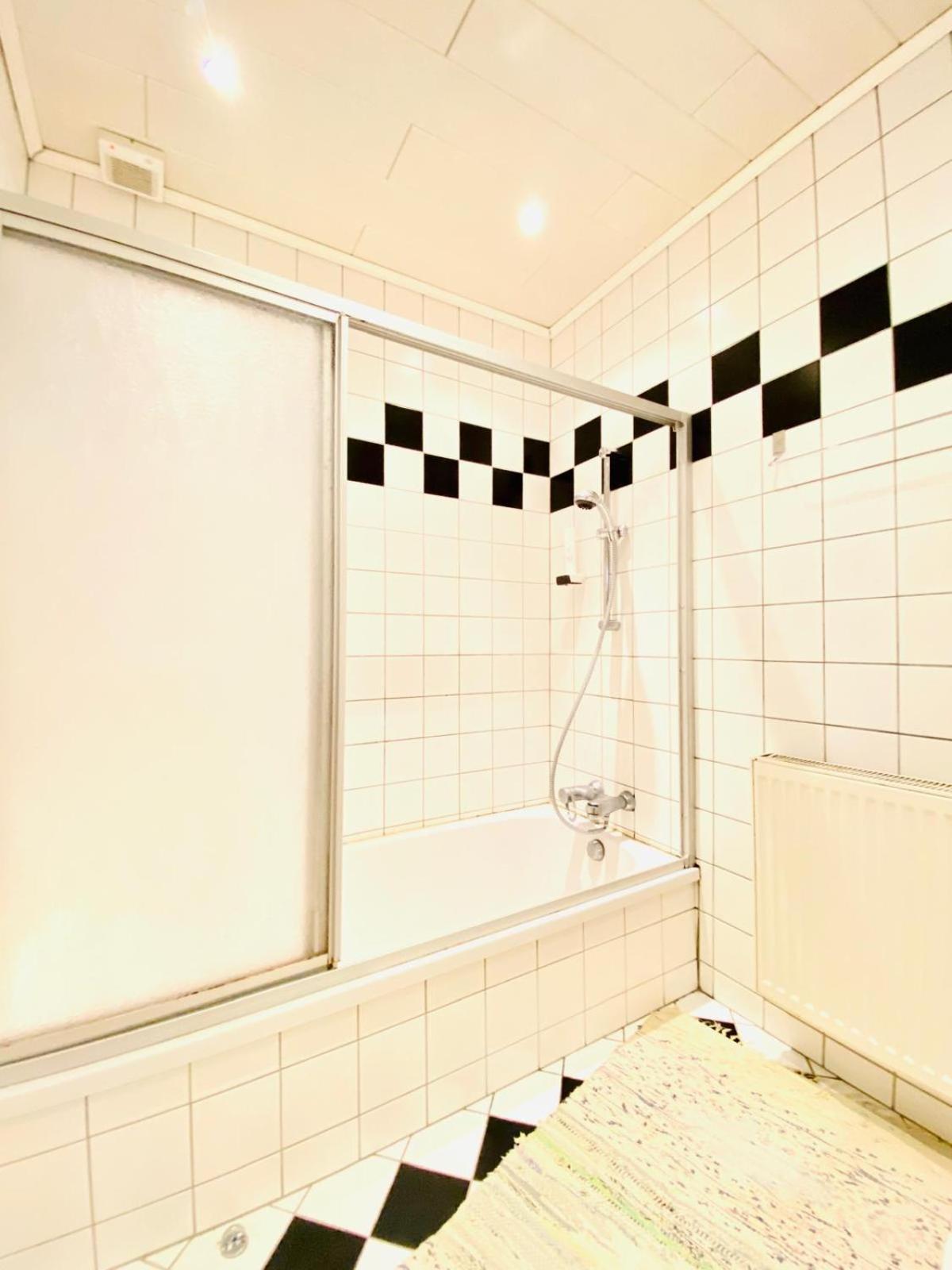 Affordable Central Rooms, 10-Min to Lugner City
