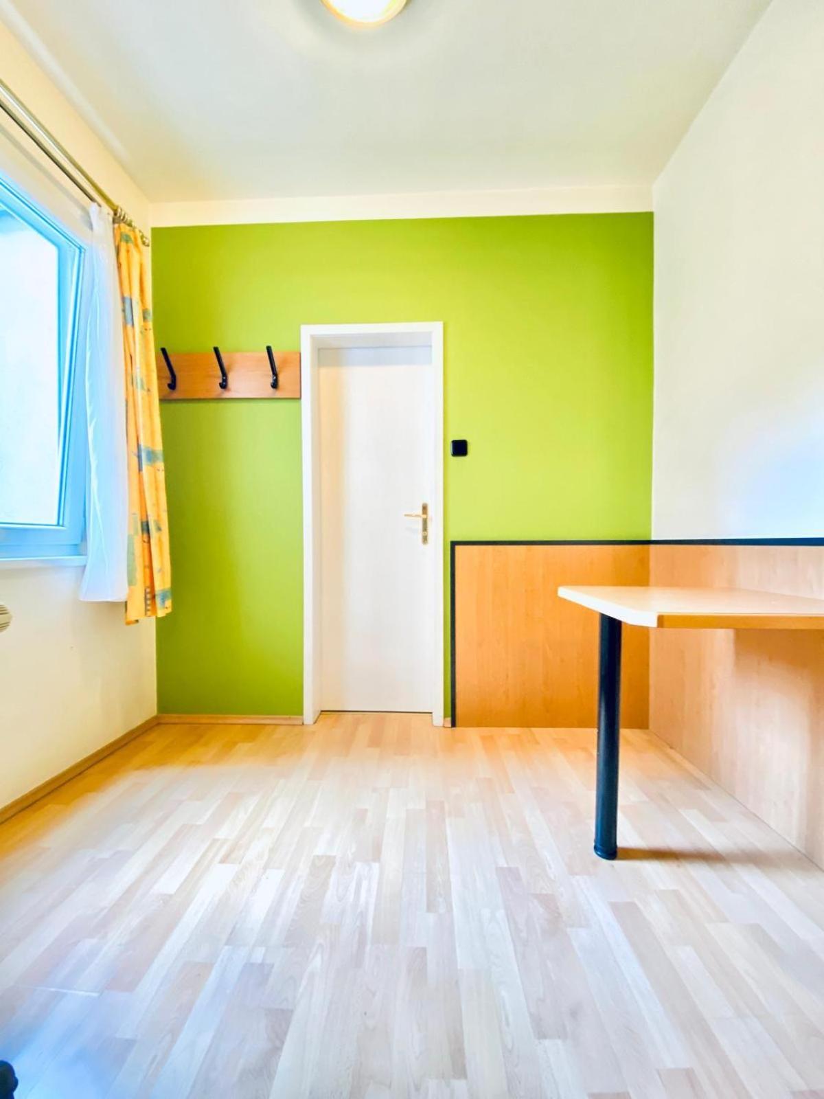 Affordable Central Rooms, 10-Min to Lugner City