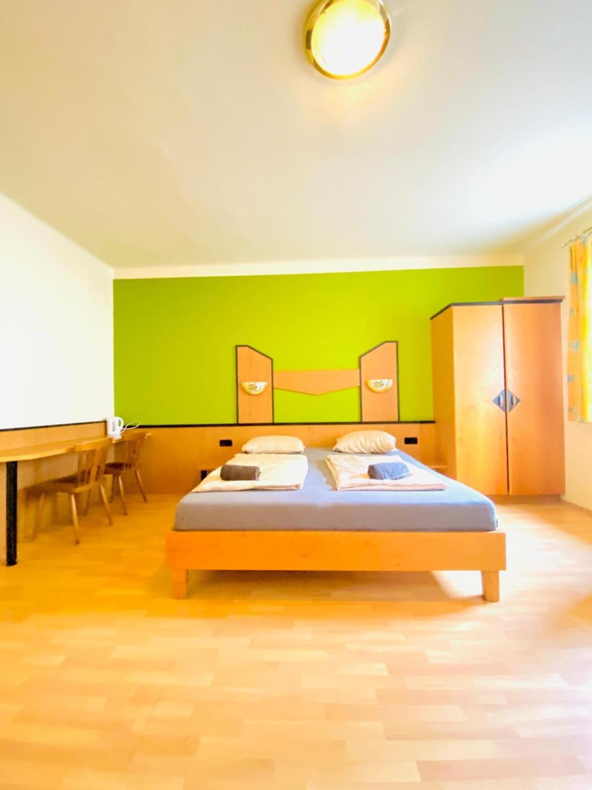 Affordable Central Rooms, 10-Min to Lugner City