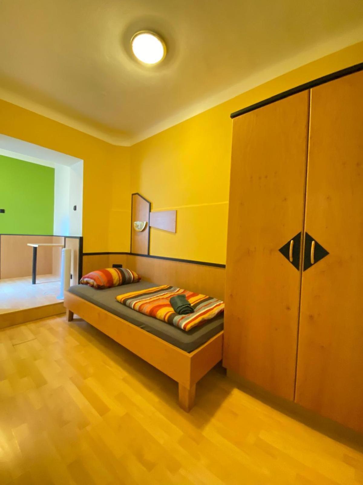 Affordable Central Rooms, 10-Min to Lugner City
