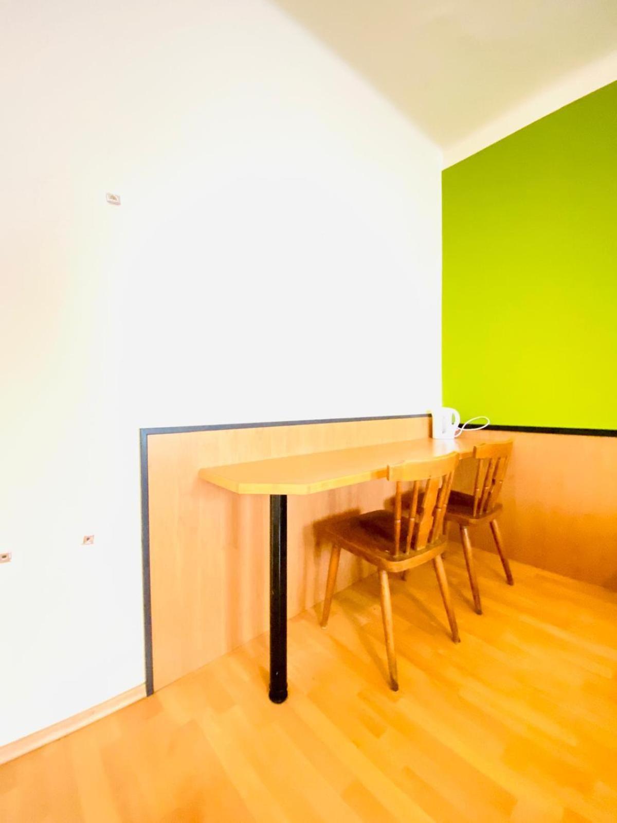 Affordable Central Rooms, 10-Min to Lugner City