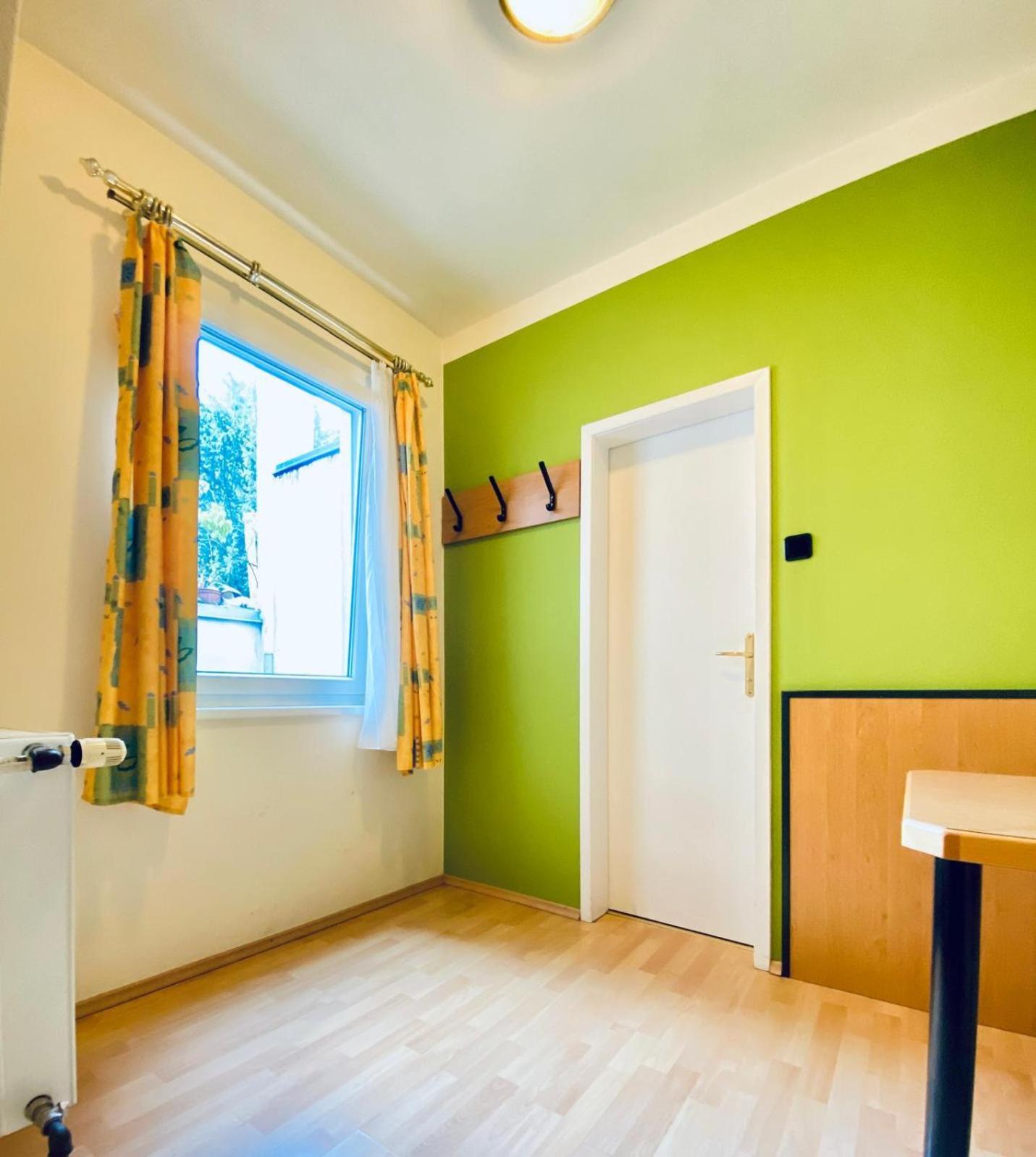 Affordable Central Rooms, 10-Min to Lugner City
