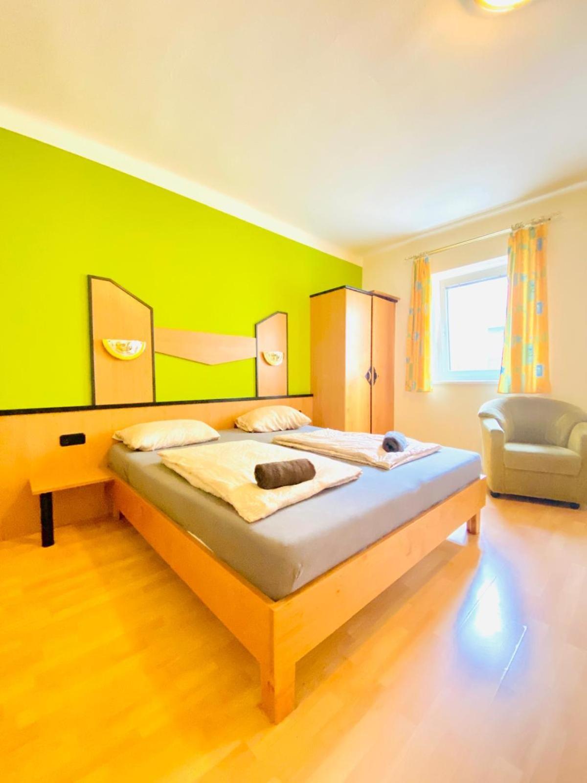 Affordable Central Rooms, 10-Min to Lugner City