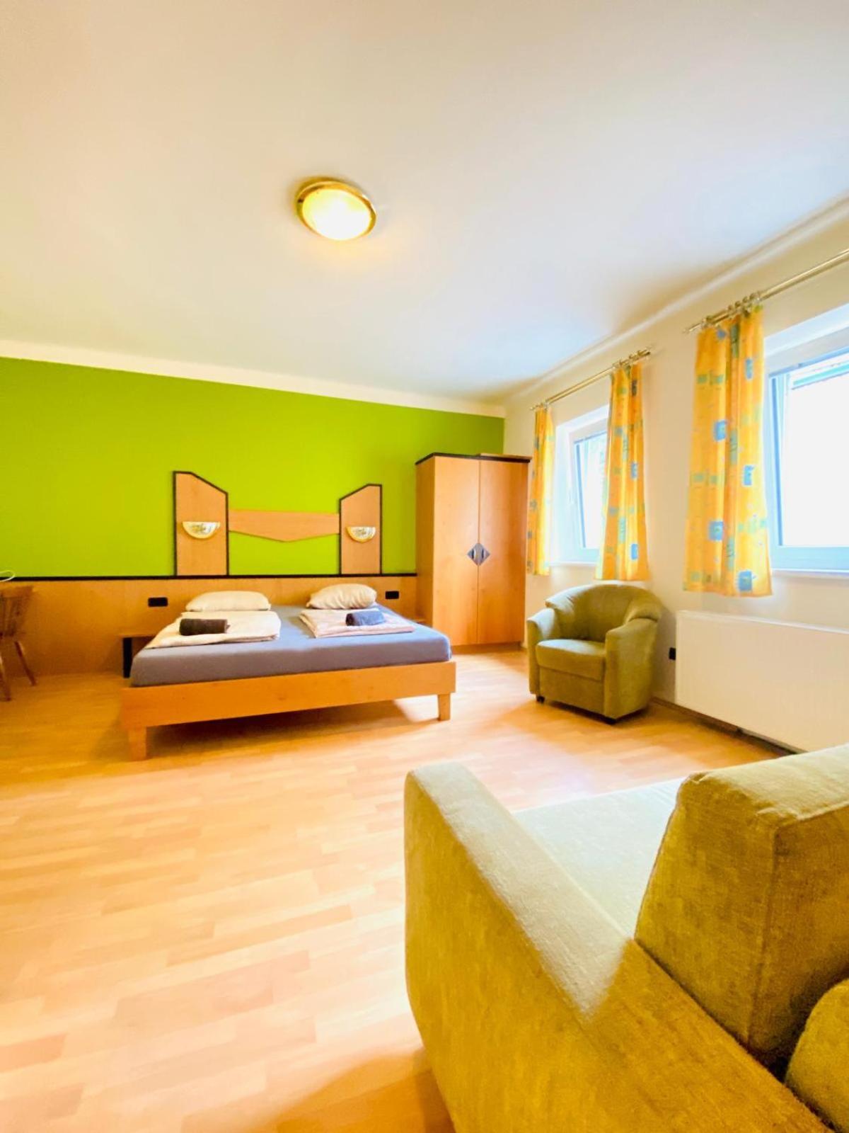 Affordable Central Rooms, 10-Min to Lugner City