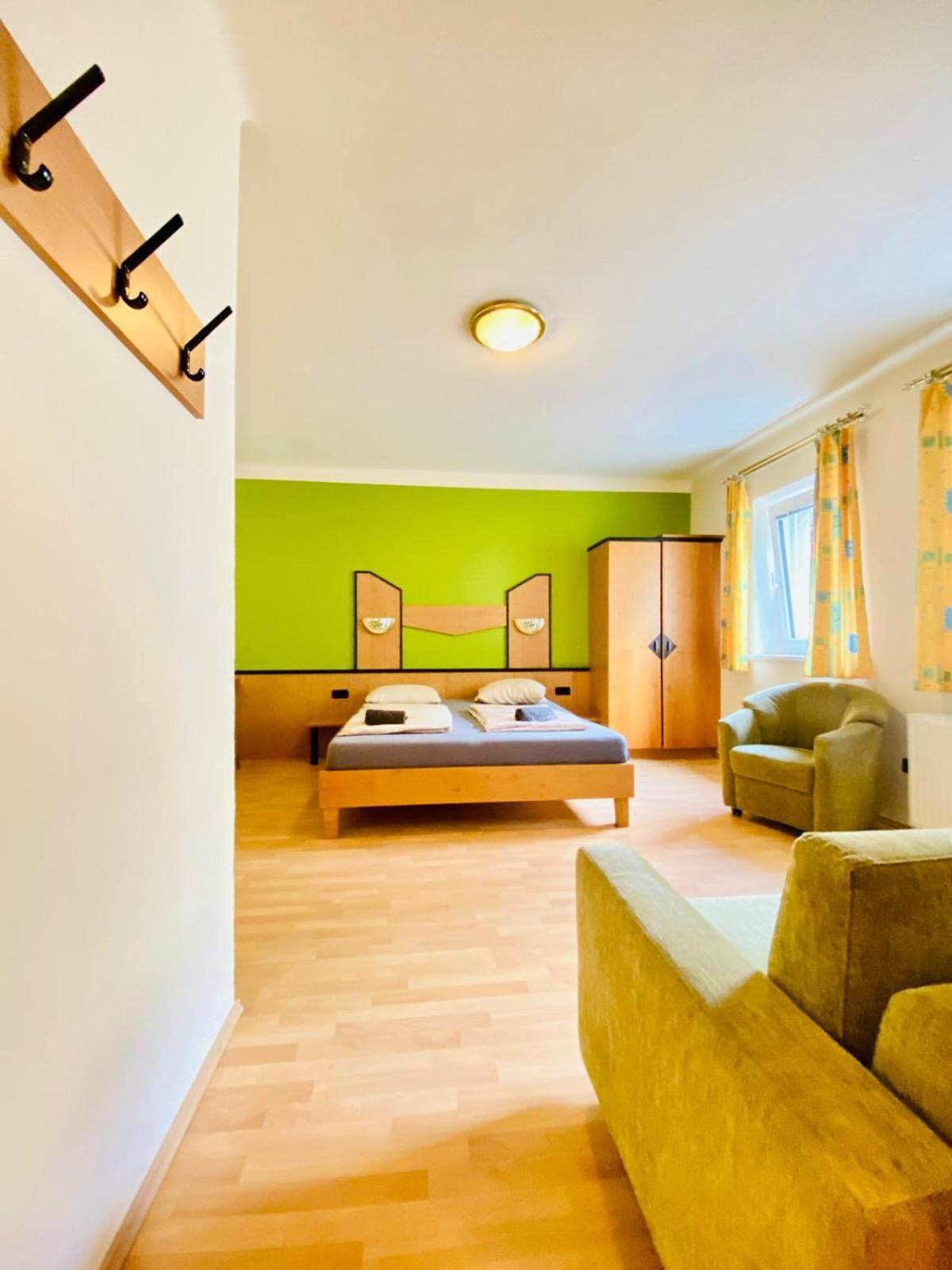 Affordable Central Rooms, 10-Min to Lugner City