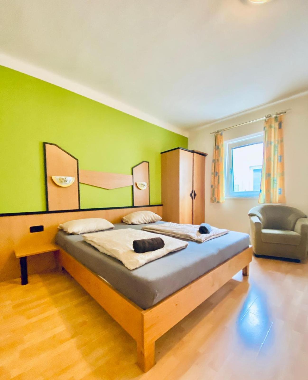 Affordable Central Rooms, 10-Min to Lugner City