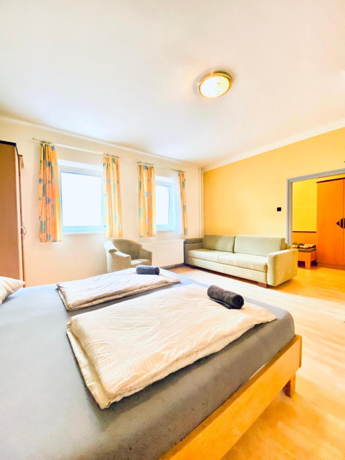 Affordable Central Rooms, 10-Min to Lugner City