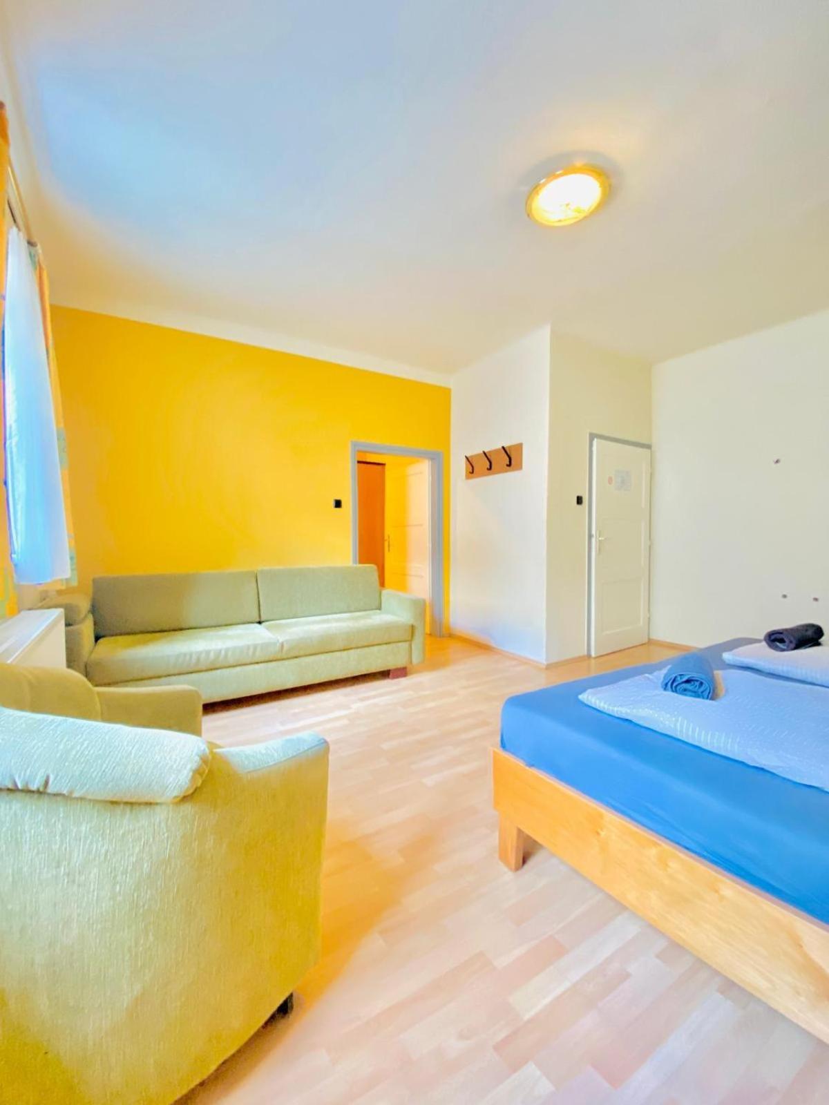 Affordable Central Rooms, 10-Min to Lugner City
