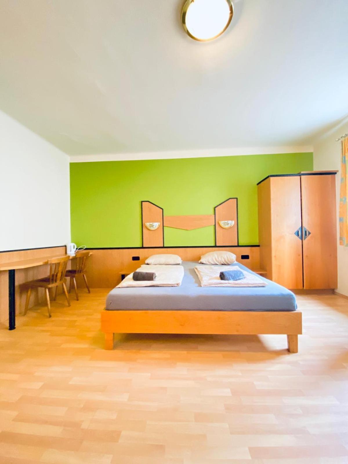 Affordable Central Rooms, 10-Min to Lugner City
