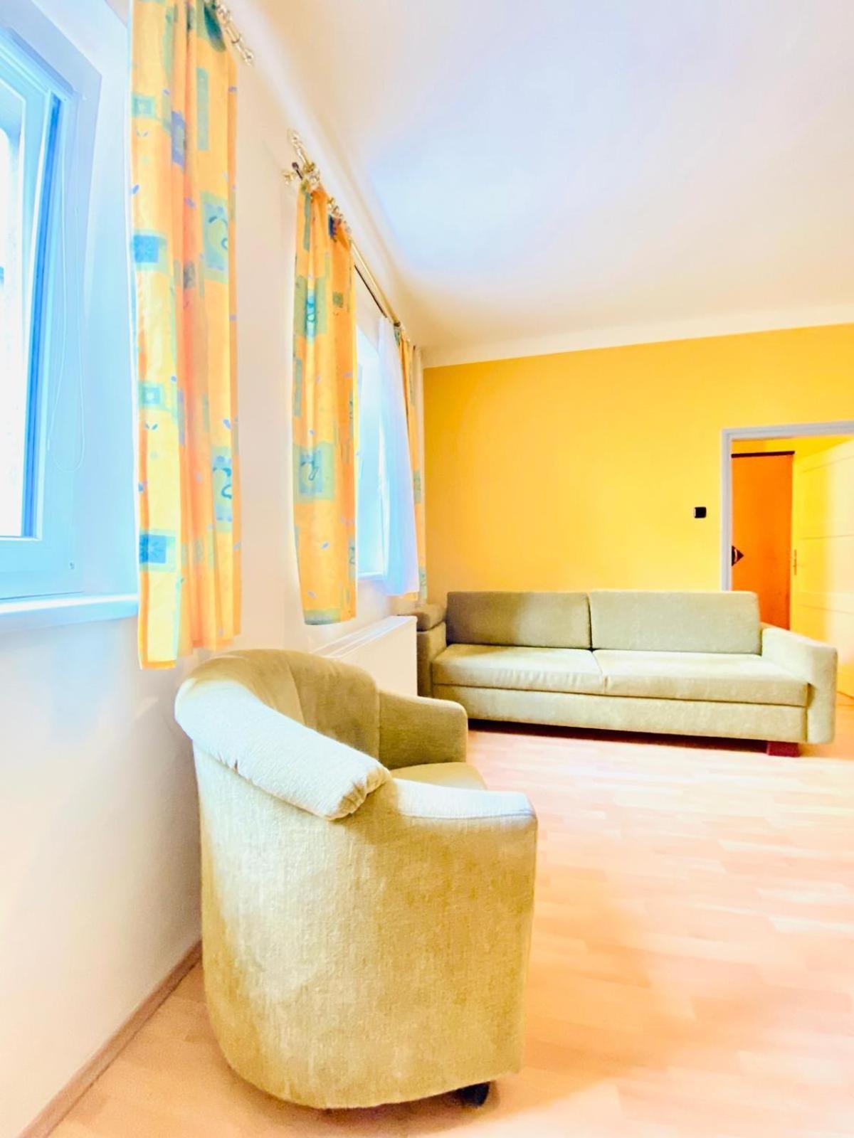 Affordable Central Rooms, 10-Min to Lugner City