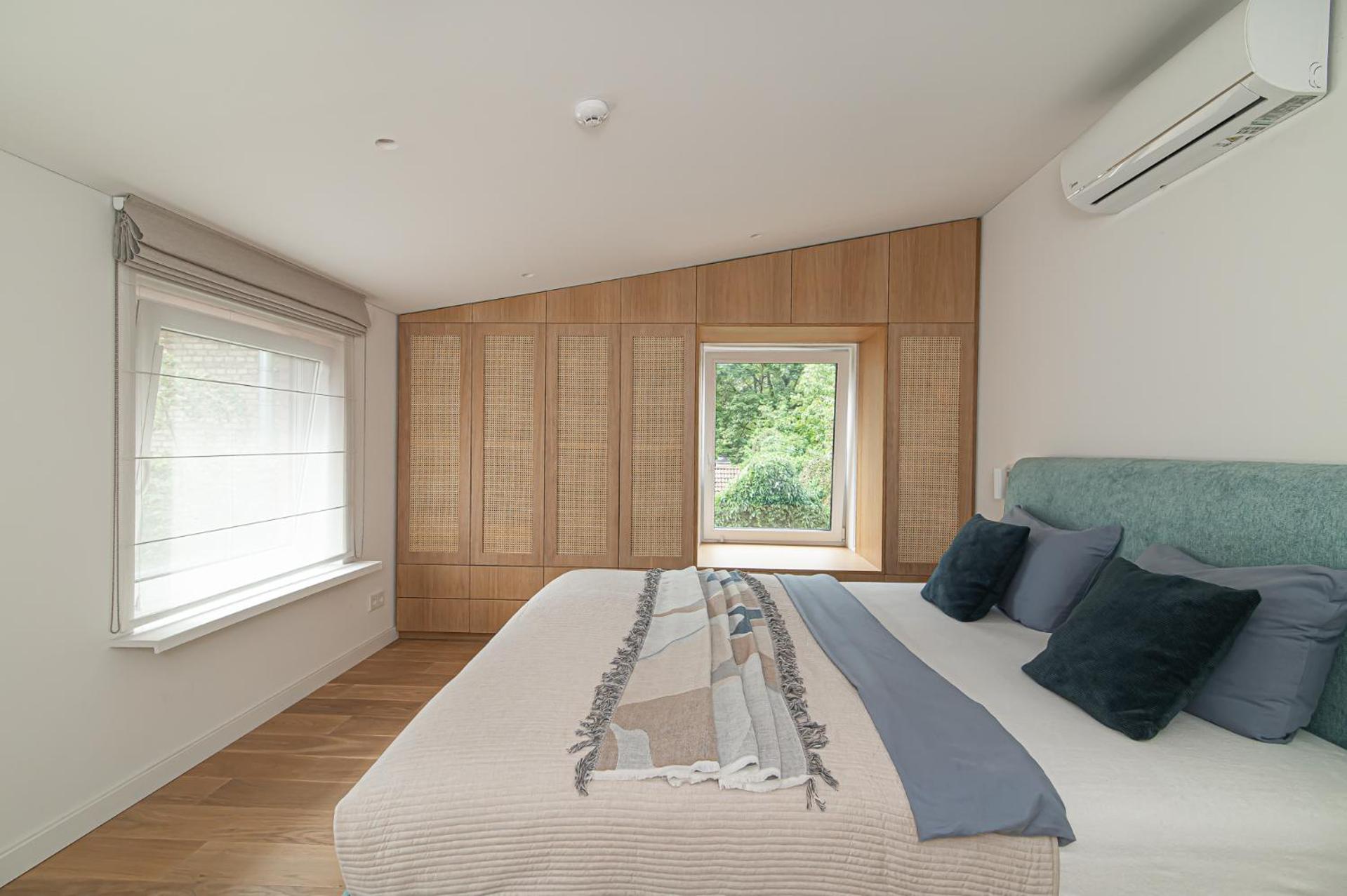 Spacious & Stylish Apartment in City Center view 2