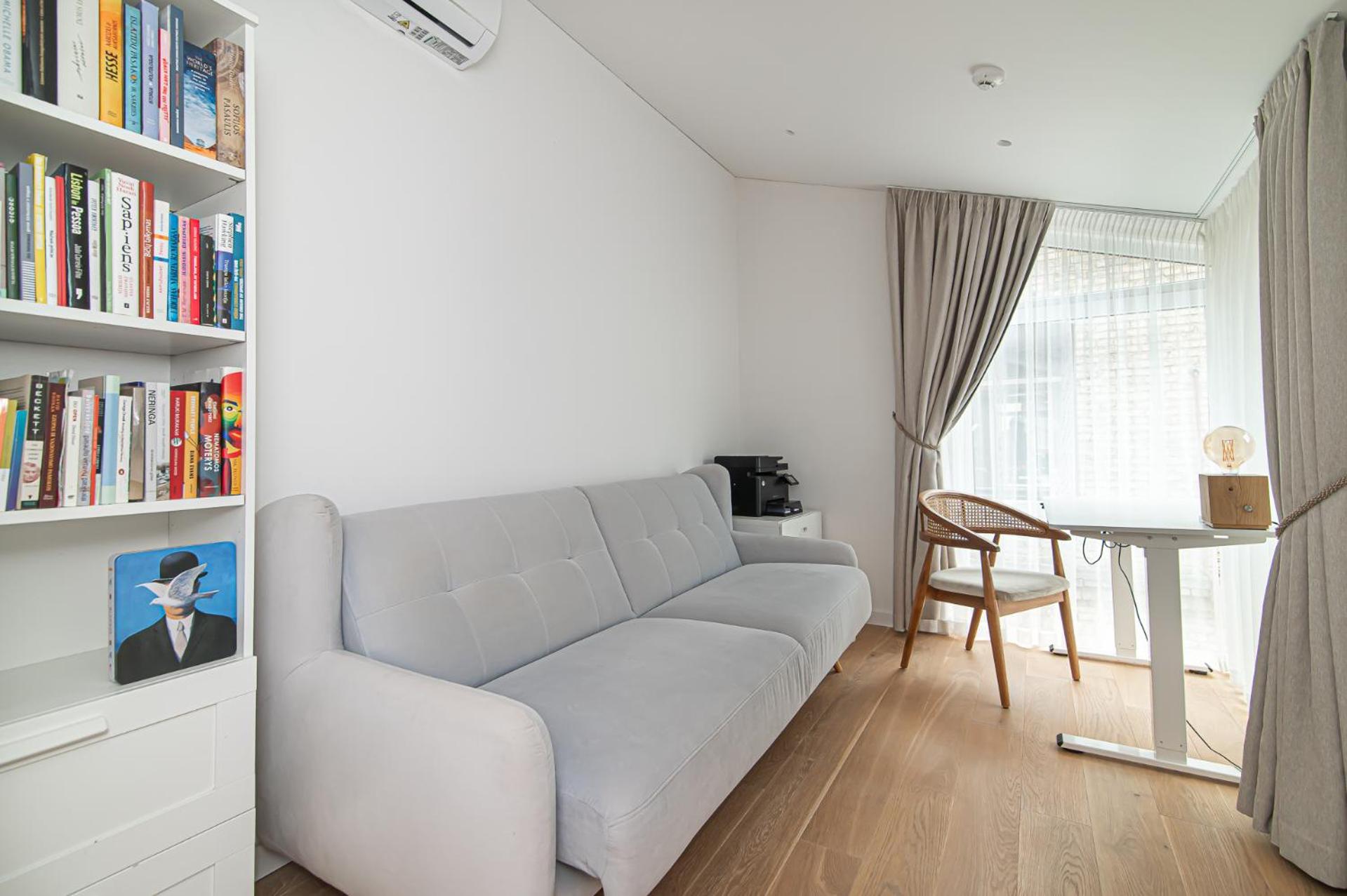 Spacious & Stylish Apartment in City Center view 4